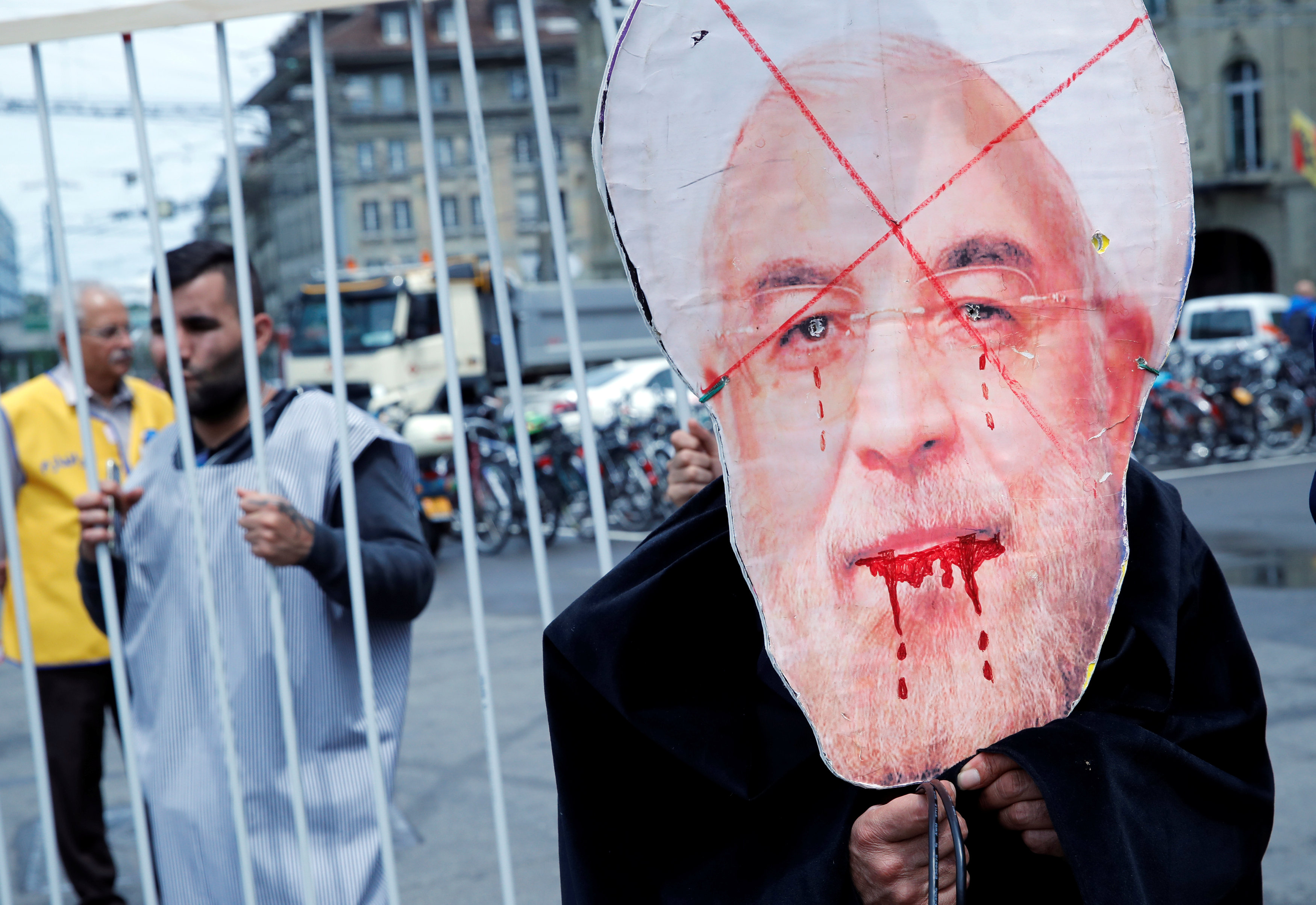 متظاهرون إيرانيون يحتجون على وجود روحانى فى سويسرا