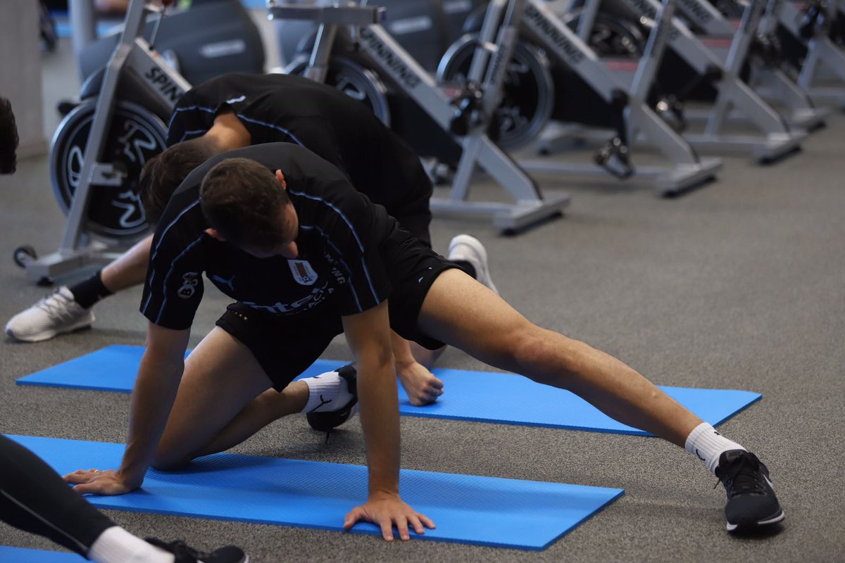 لاعبو أوروجواى خلال التدريبات البدنية