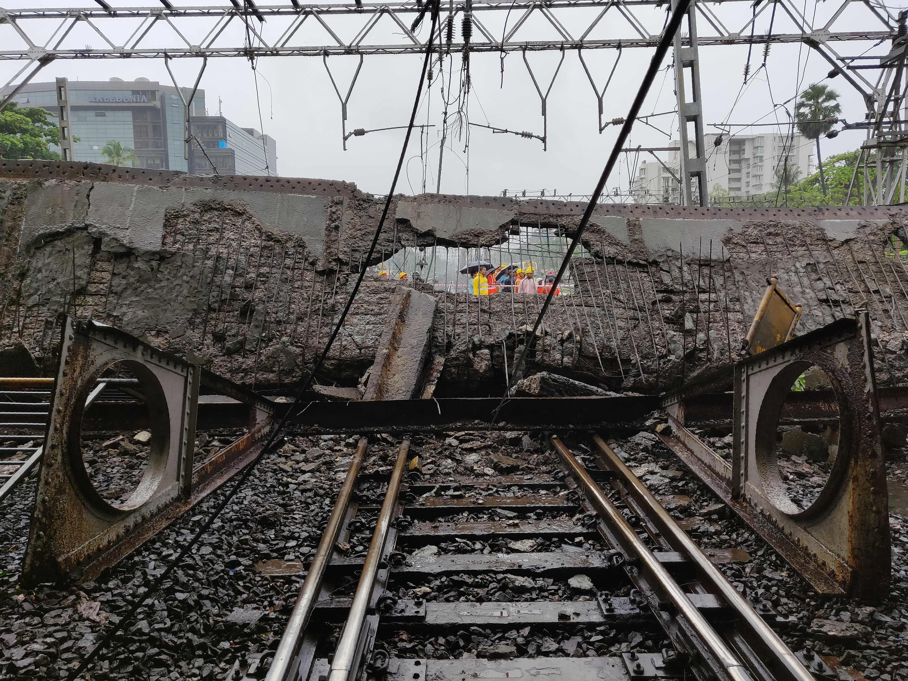 الأمطار الغزيرة تسقط جسر على خط للسكك الحديدية بالهند