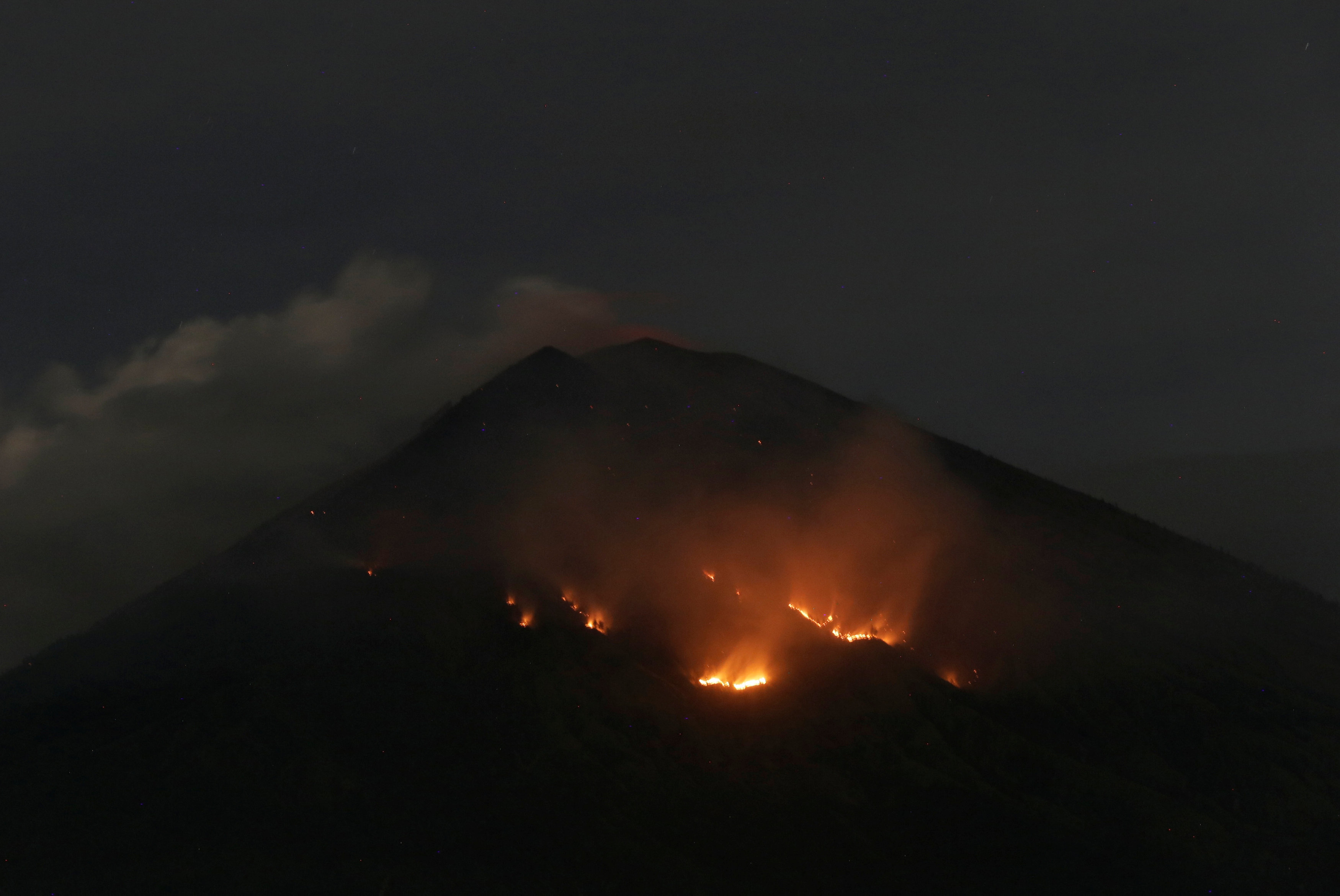  بركان جبل أجونج بإندونيسيا 