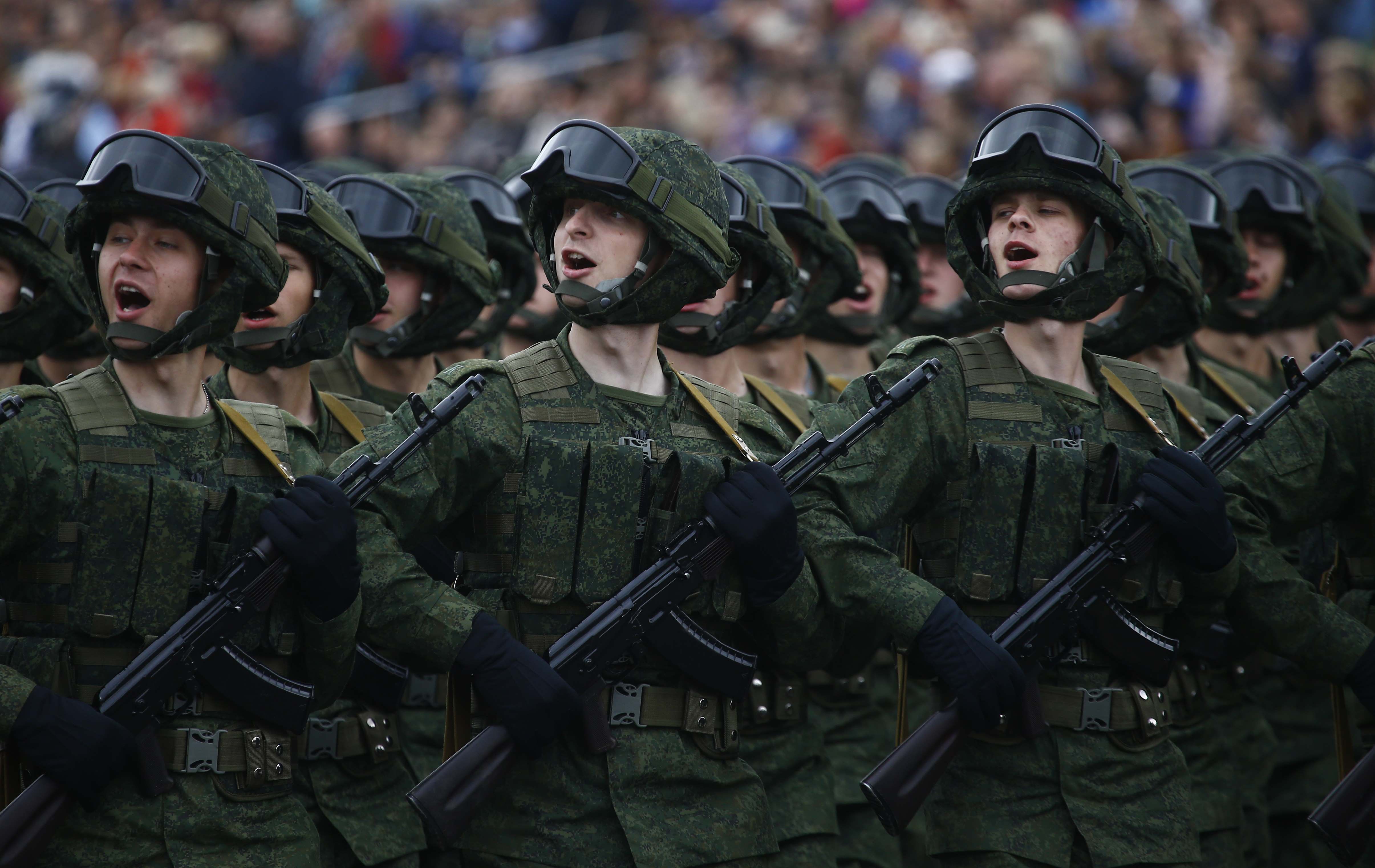 	جنود بيلاروسيا يتغنون بالنشيد الوطنى أثناء العرض العسكرى