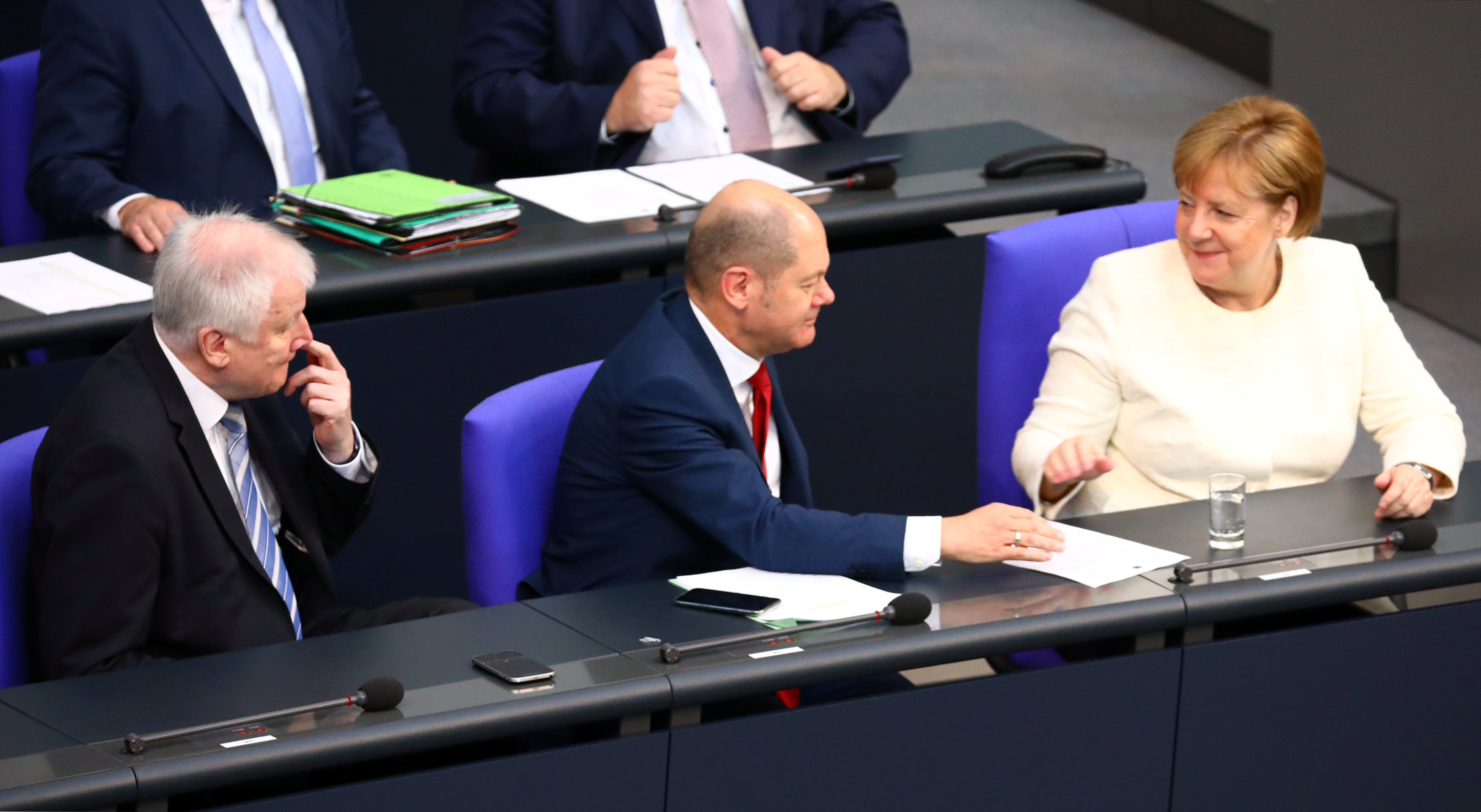 ميركل ووزيرا داخلية ومالية ألمانيا فى البرلمان