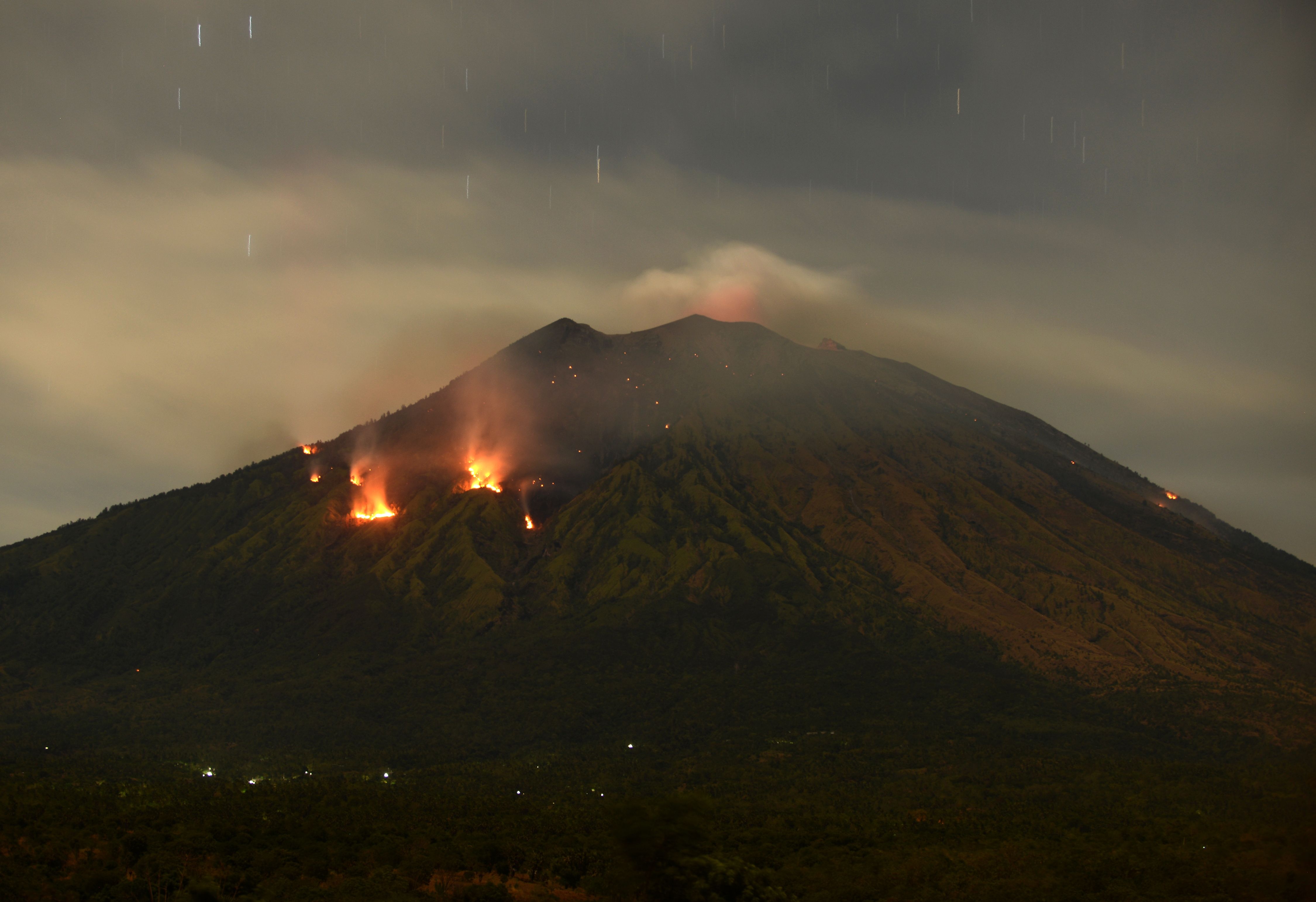  جانب من البركان بجبل أجونج فى إندونيسيا 