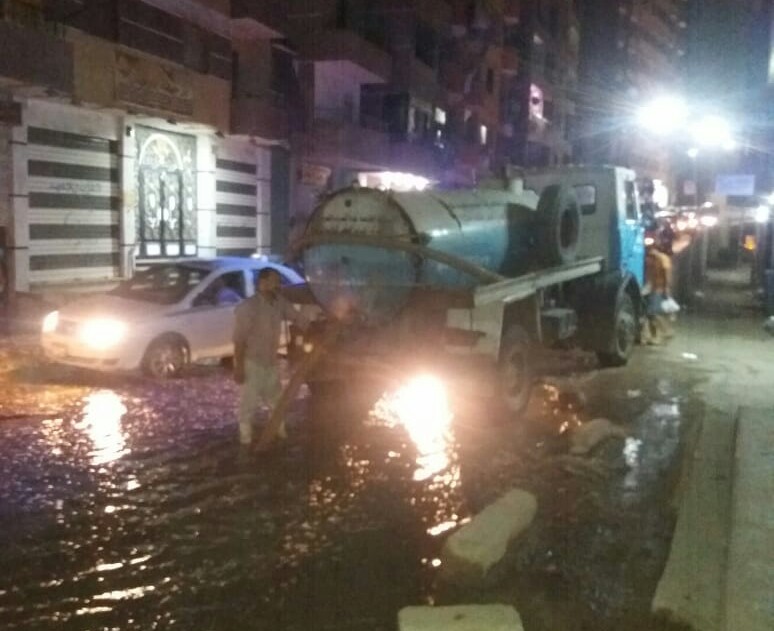 جانب من عمال الصرف الصحى جانب من عمال الصرف الصحى