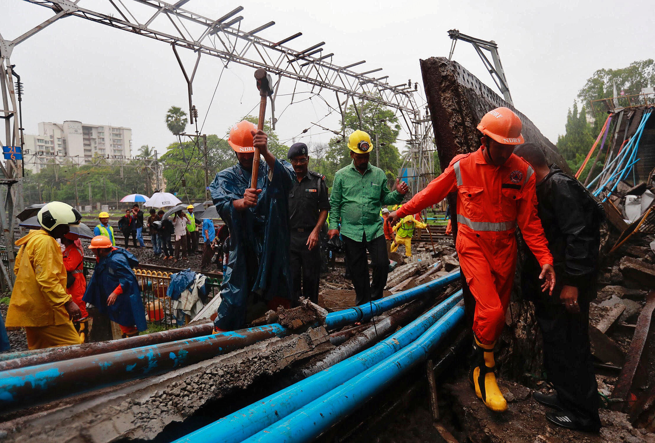 عمال الإنقاذ فى موقع انهيار جسر بالهند