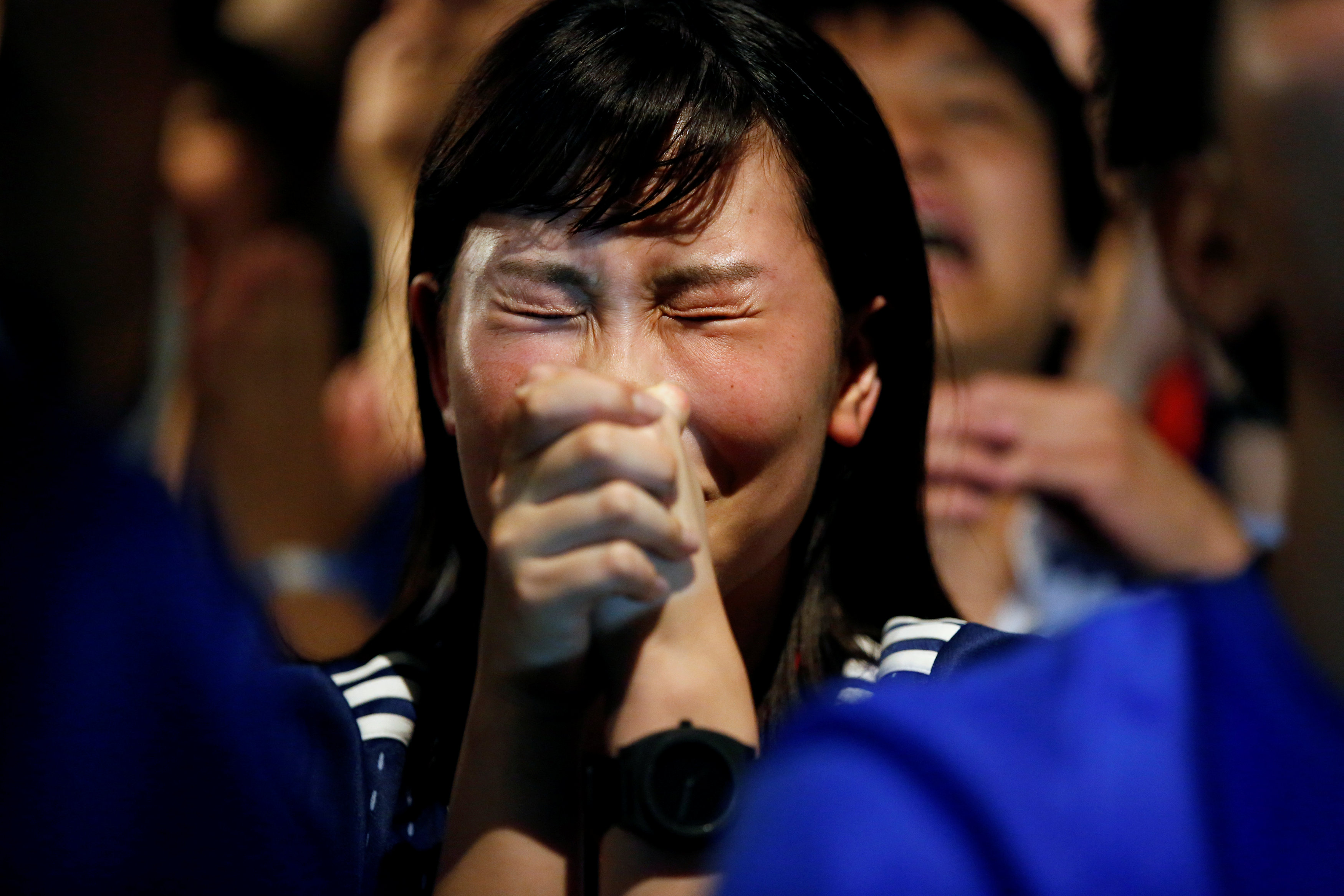 الجماهير اليابانية تبكى بعد وداع كأس العالم (1)