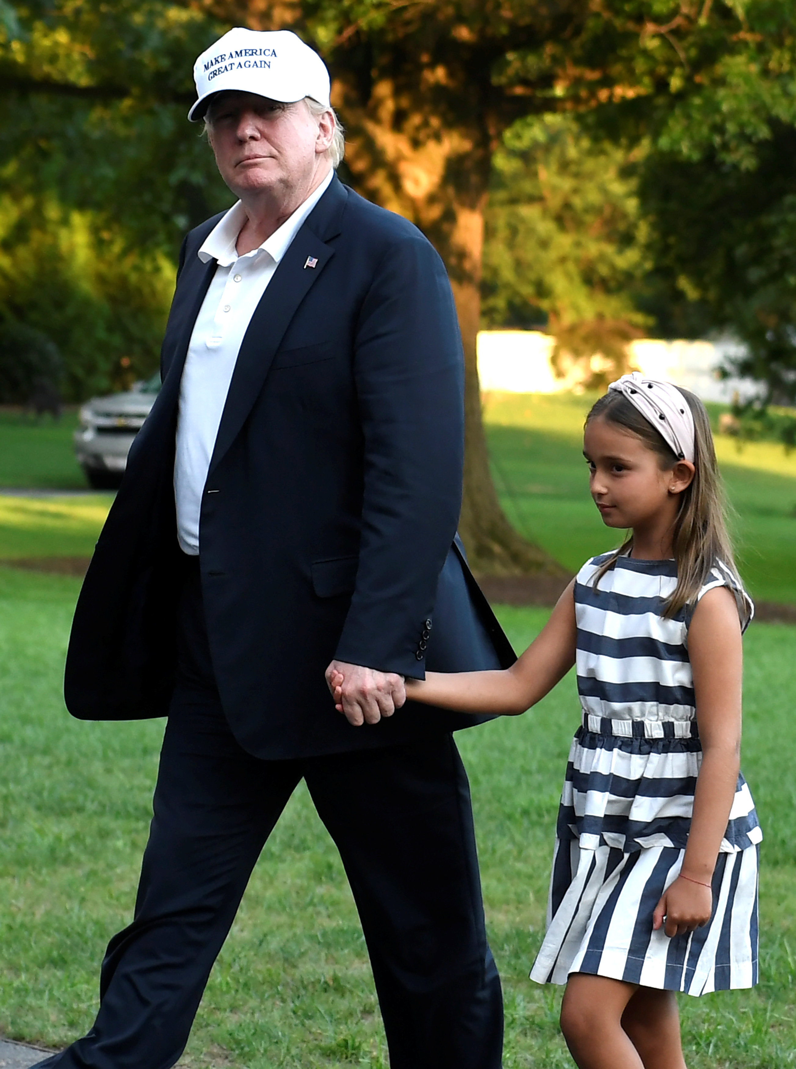 دونالد ترامب يسير جنبا إلى جنب مع حفيدتة أرابيلا