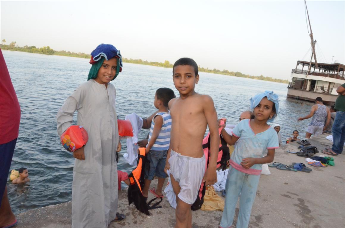        الاطفال يتوجهون للسباحة في النيل يومياً