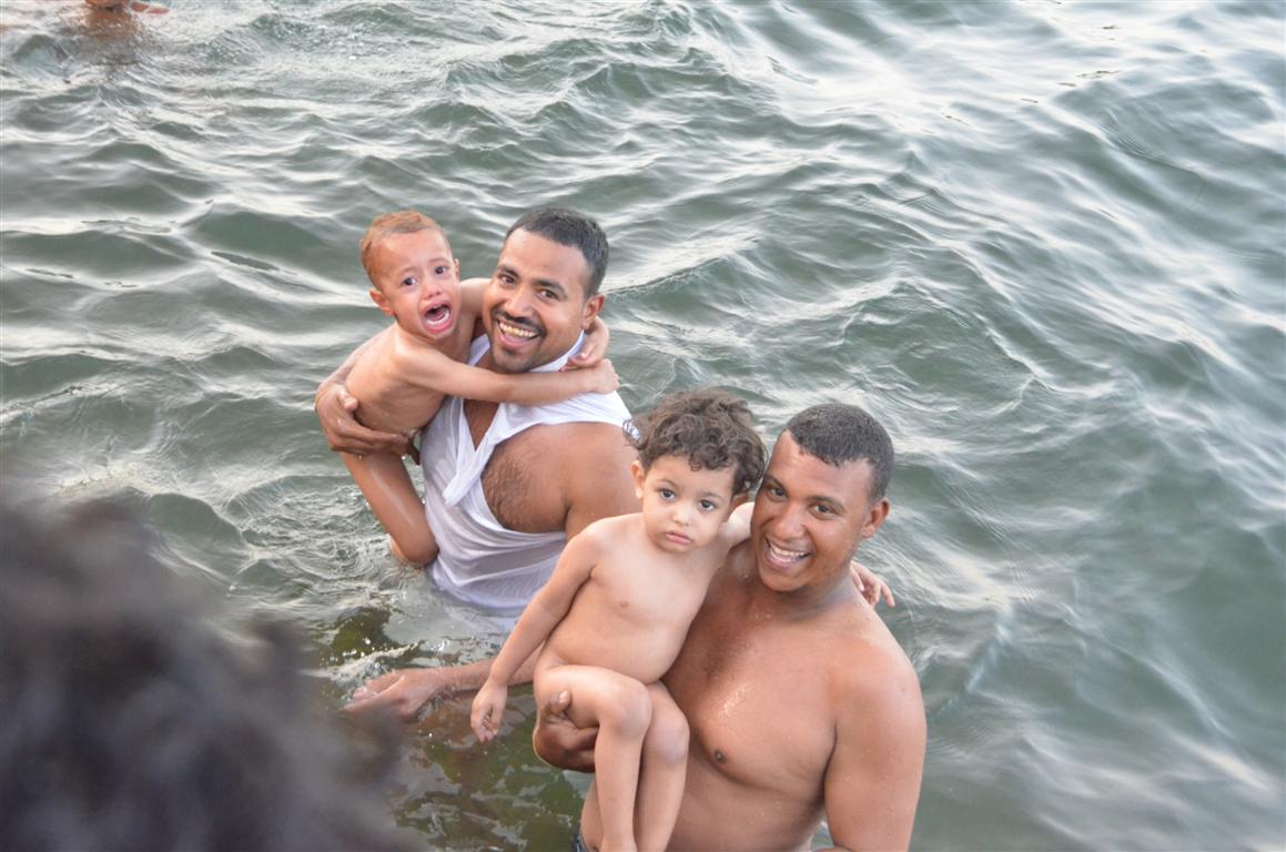             جانب من سباحة الاهالي وأطفالهم في النيل