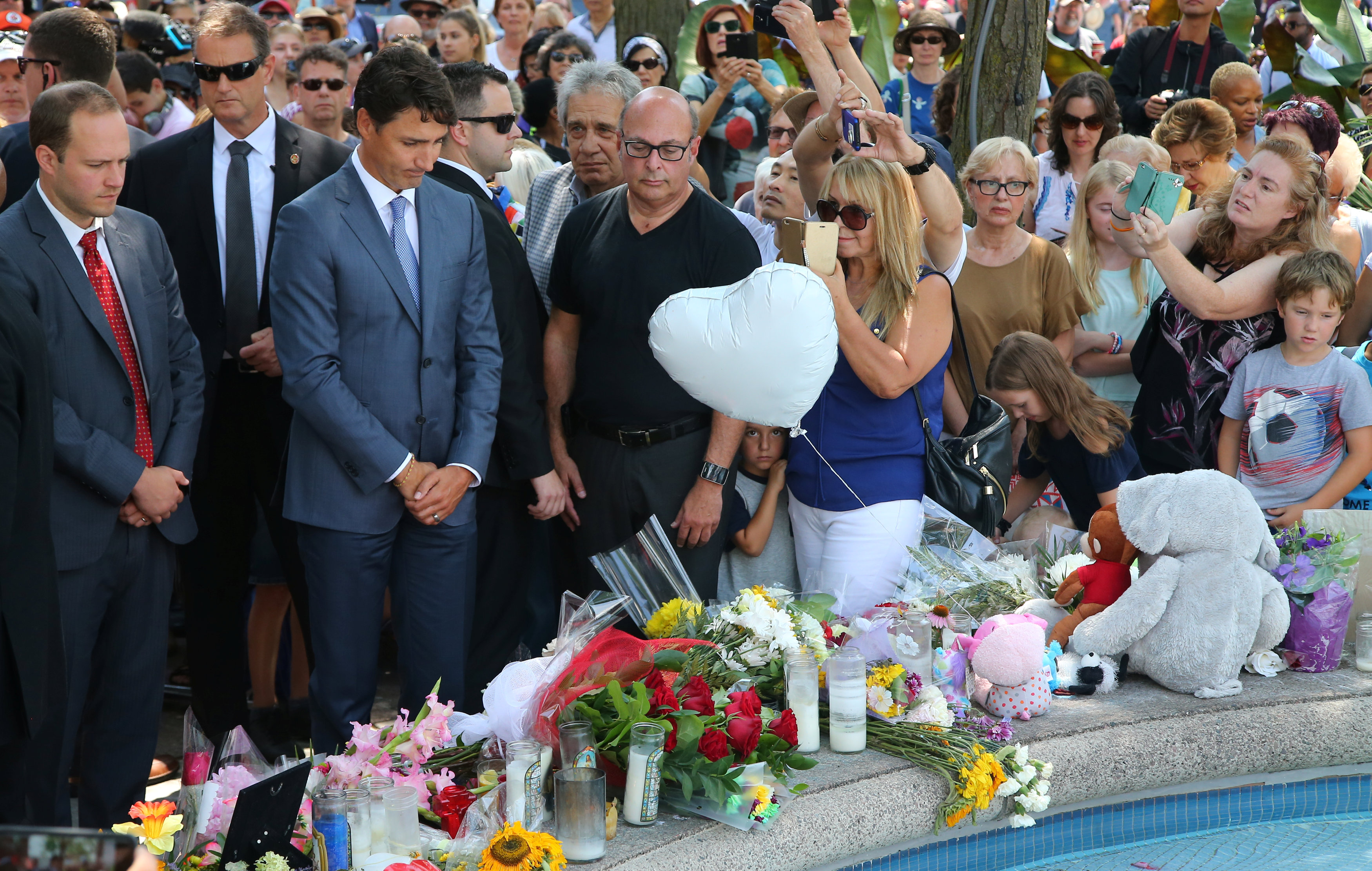 وقفة بالورود على ضحايا حادث تورونتو بكندا بمشاركة رئيس الوزراء
