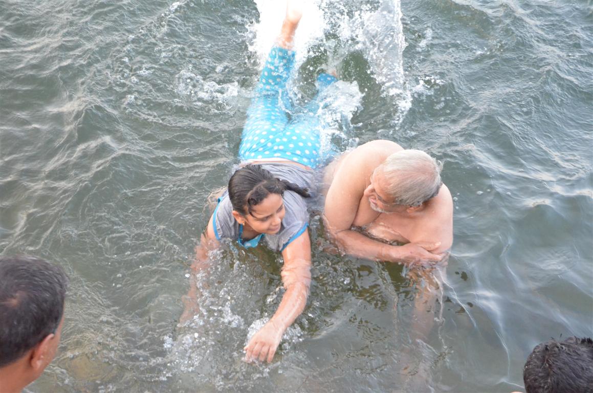             إستمتاع الأهالي وأطفالهم بالسباحة في نيل الاقصر