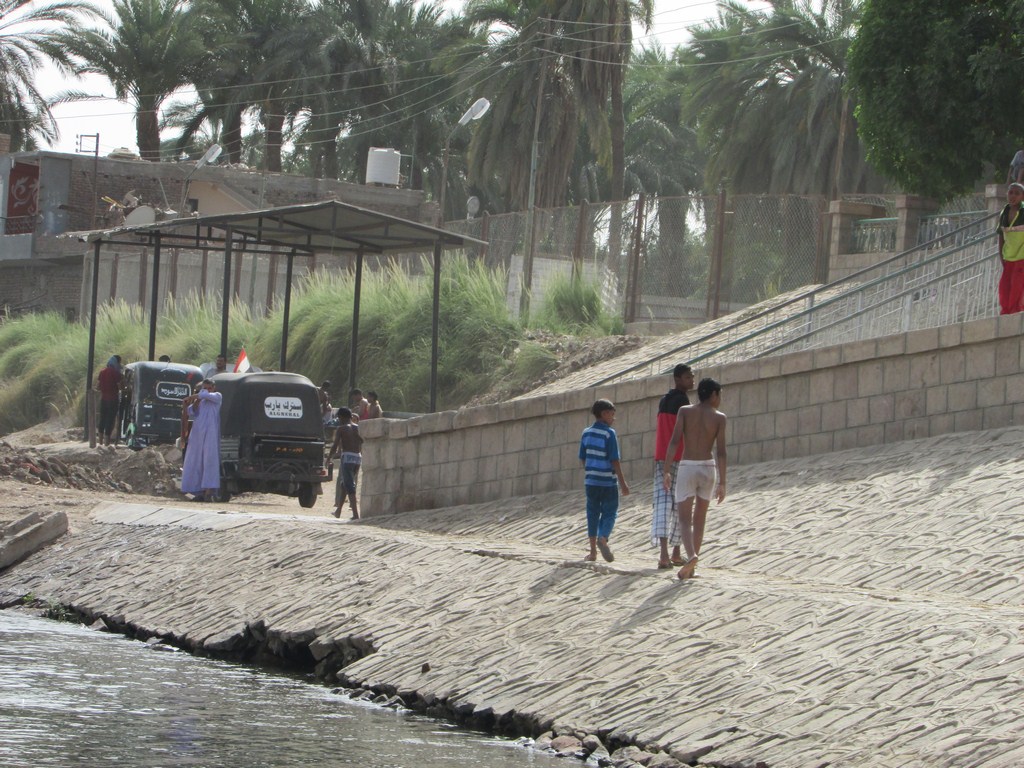        سباحة الاطفال في نهر النيل بارمنت
