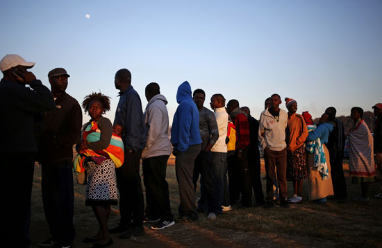 الشعب الزيمبابوى يطوى صفحة موجابى فى أول انتخابات رئاسية منذ 40 عاما بدون موجابى