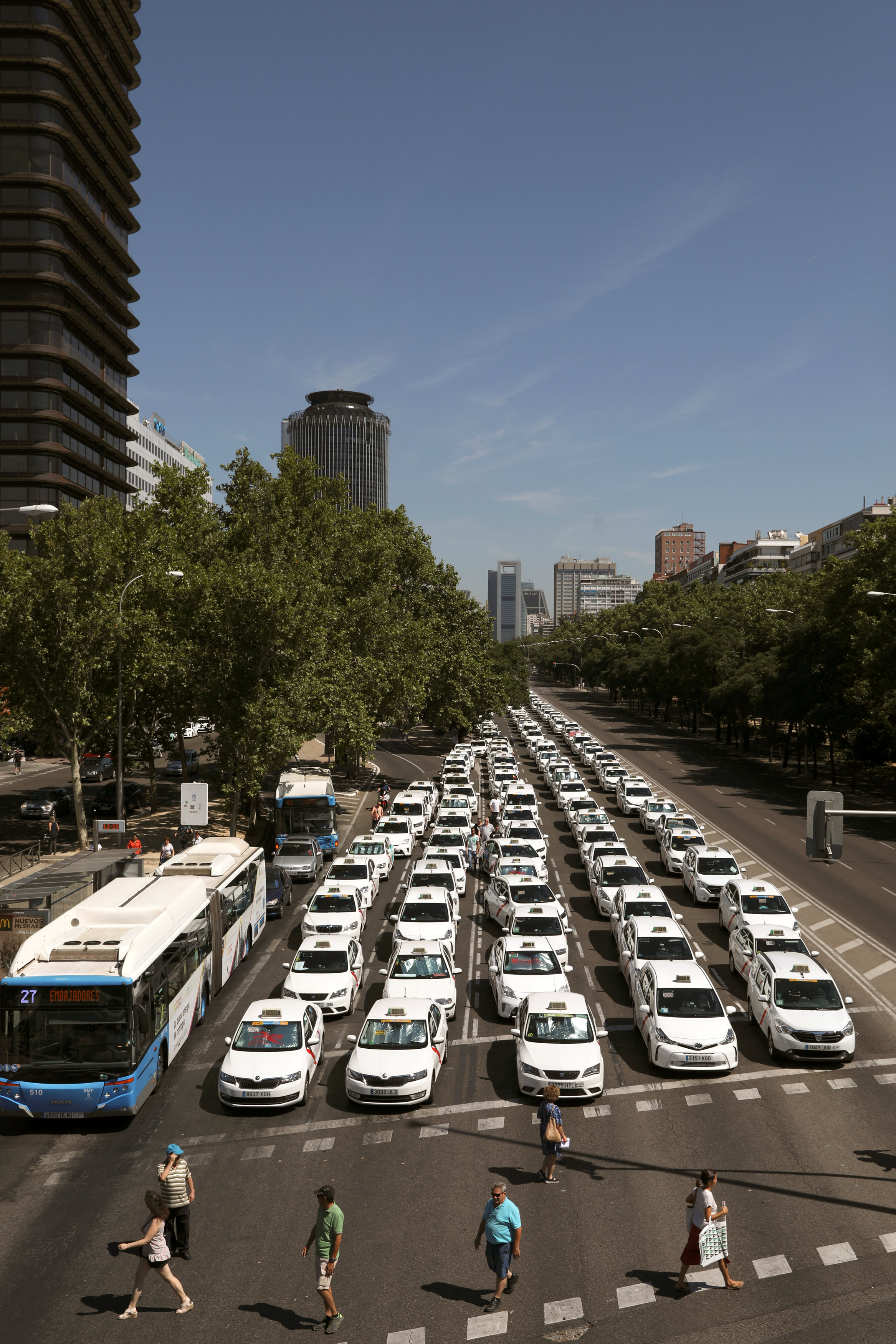 سائقو التاكسى ينظمون إضرابا فى العاصمة الأسبانية