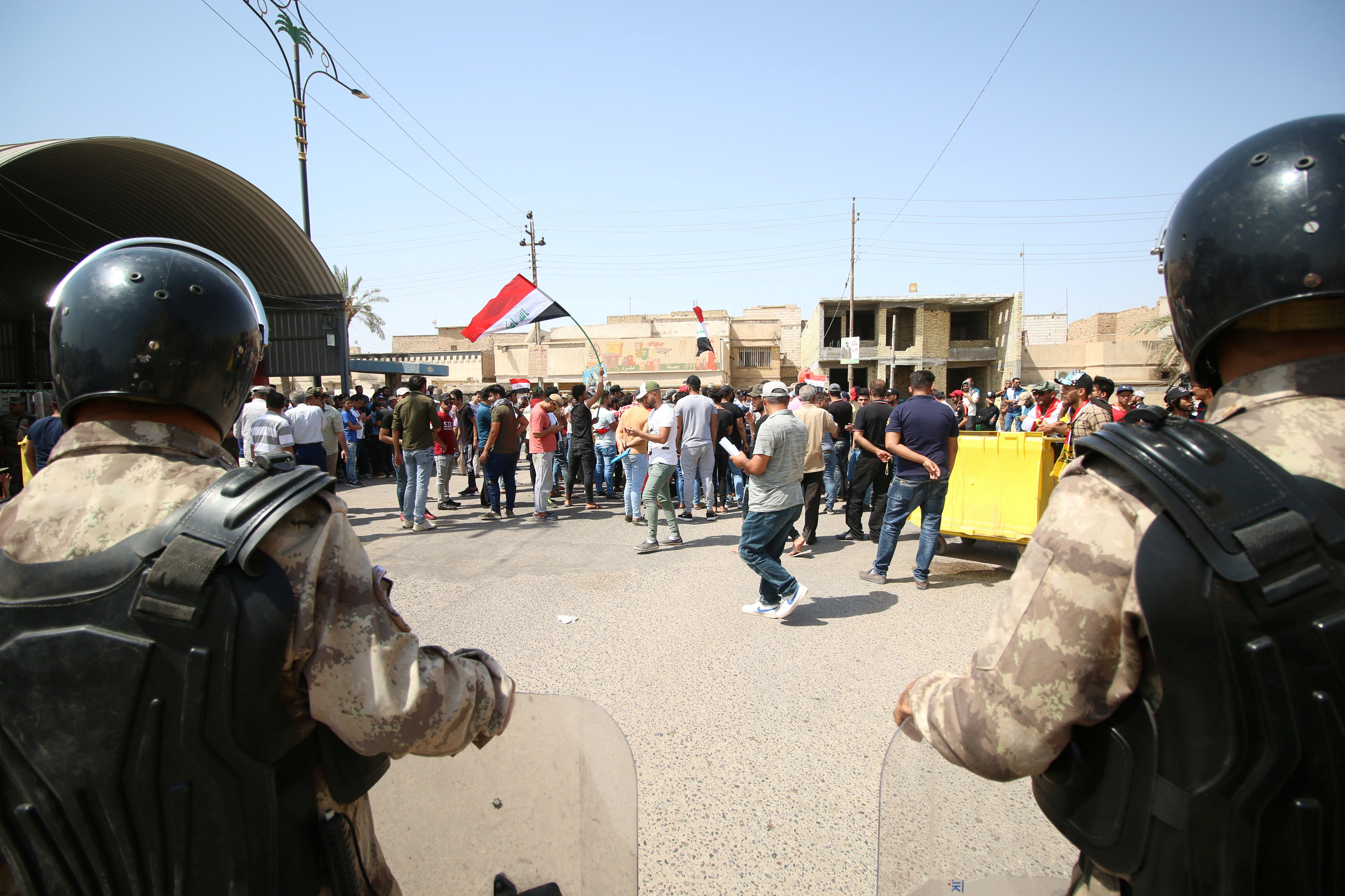 العراقيون يتظاهرون أمام مقر مدينة البصرة