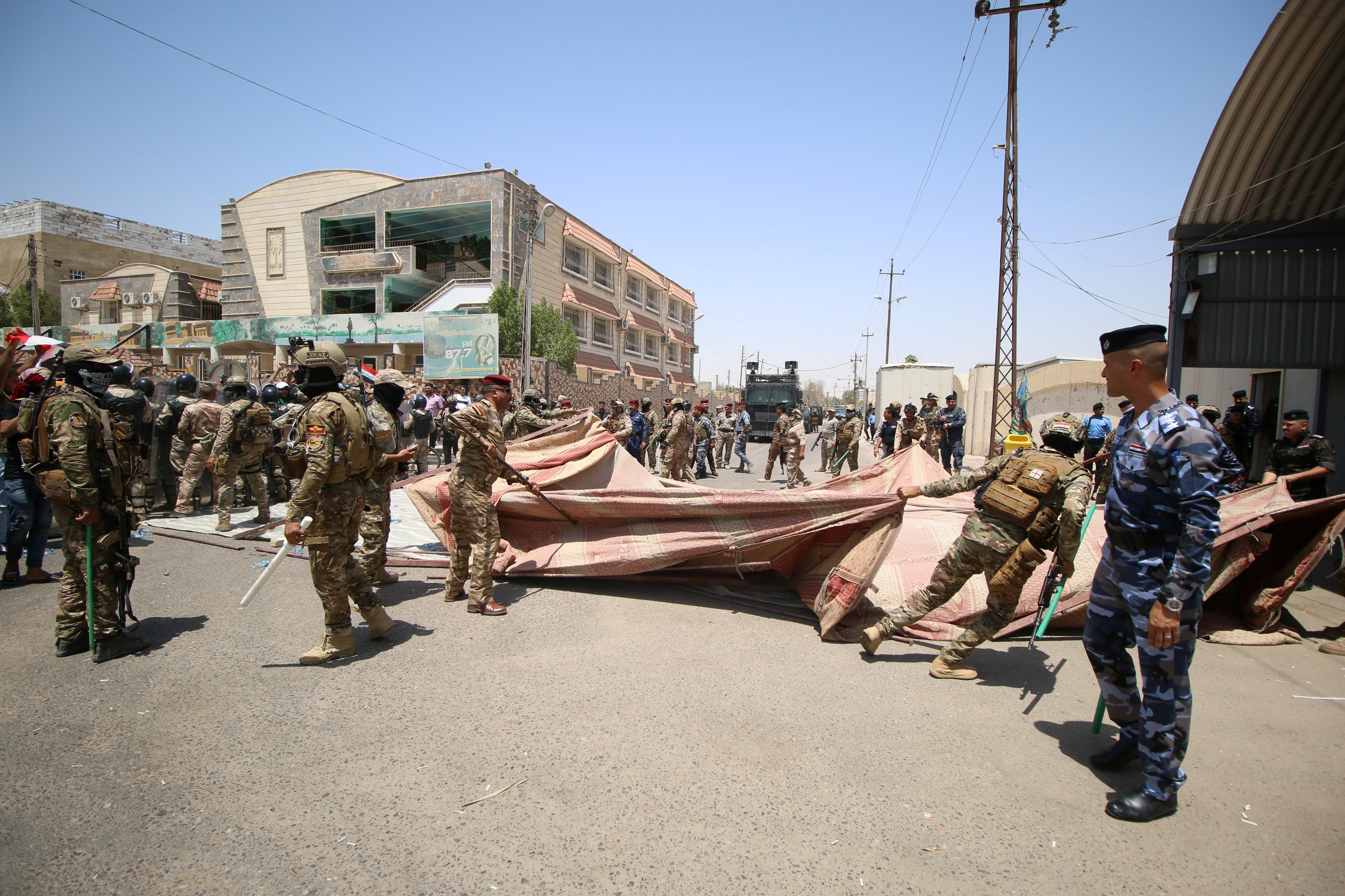 الأمن العراقى ينزع خيام المتظاهرين