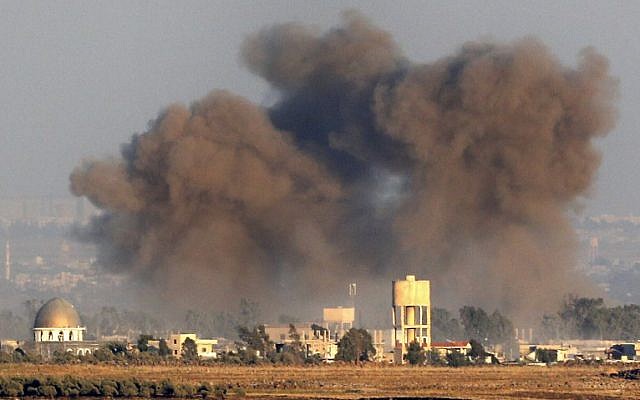 الدخان يتصاعد فوق الجزء السوري من هضبة الجولان