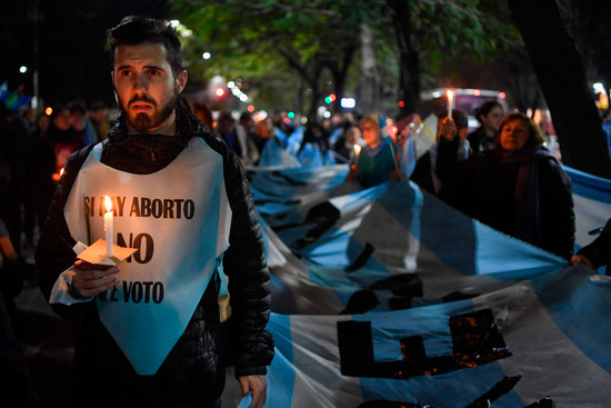 شباب الأرجنتين خلال المظاهرات 