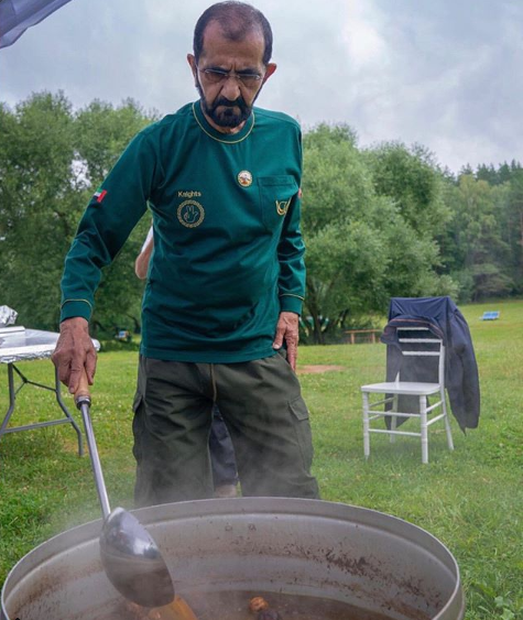 محمد بن راشد يشارك فى إعداد الطعام بنفسه