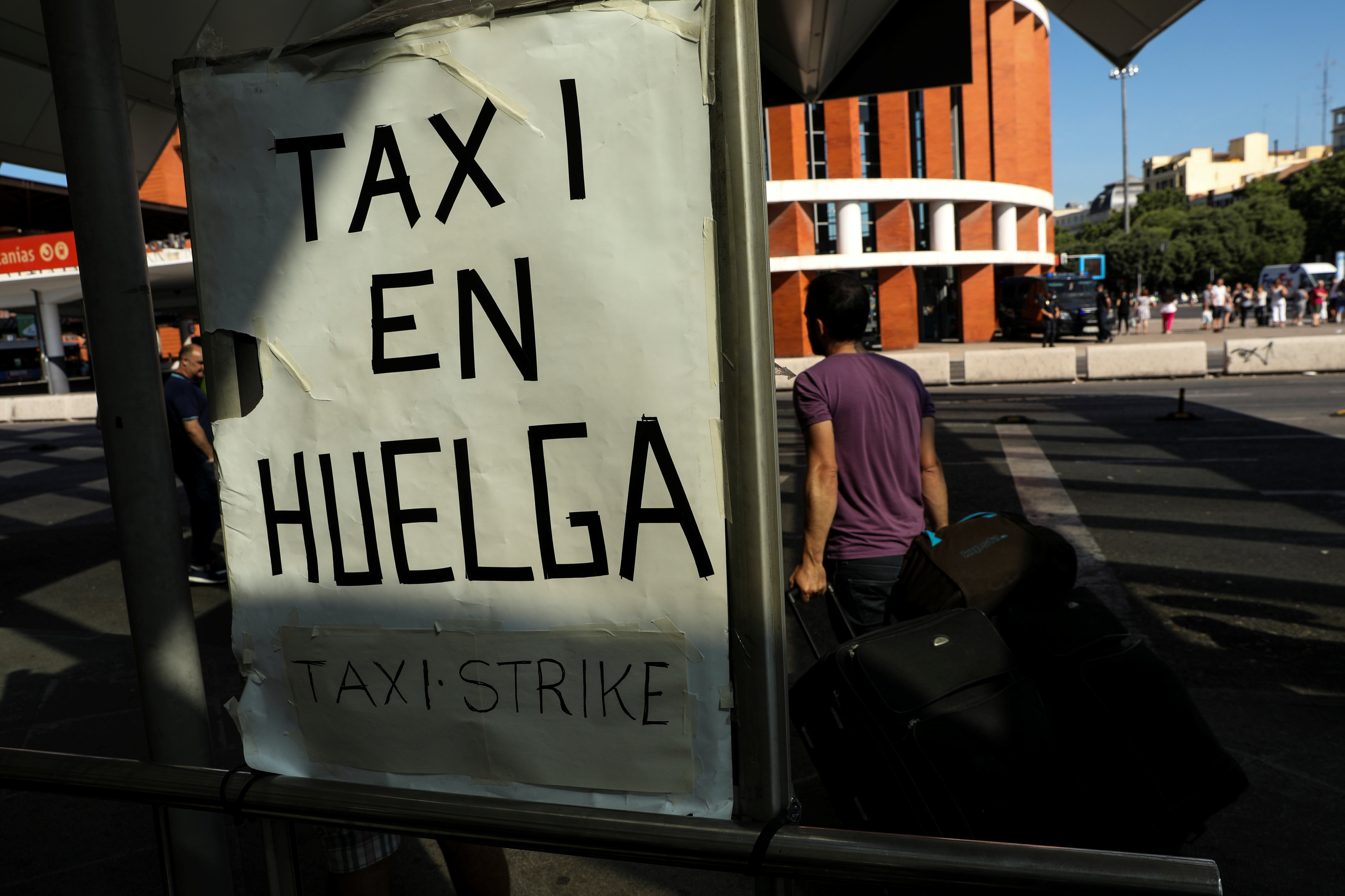 لافتة مكتوب عليها إضراب التاكسى