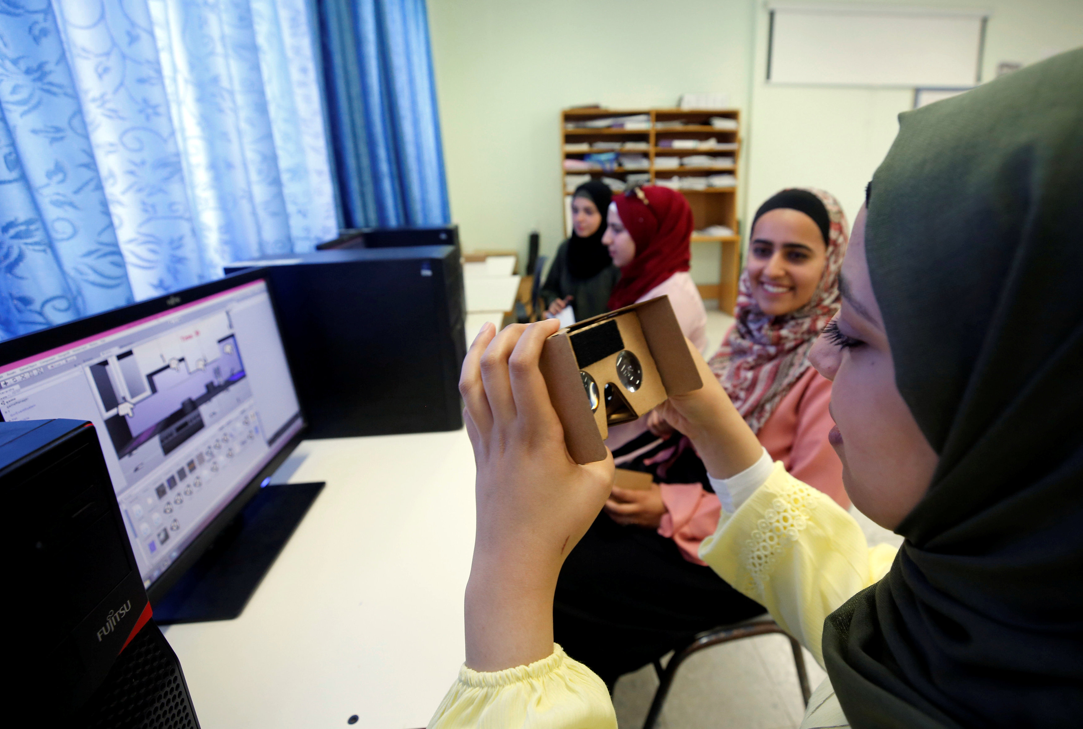 الفتيات الفلسطينيات ينافسن فى مسابقة تكنولوجية بأمريكا