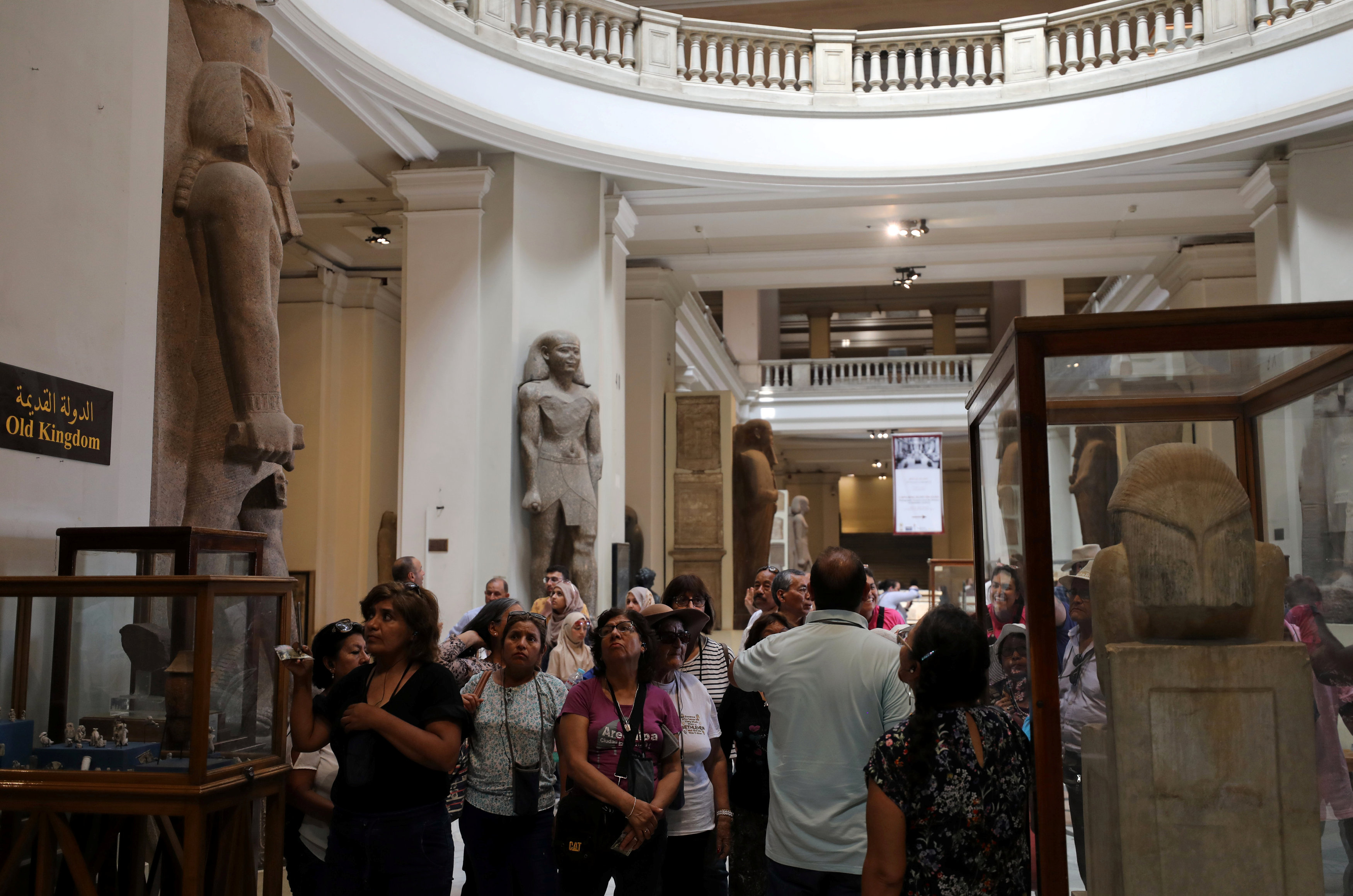 عشرات السياح داخل المتحف المصرى