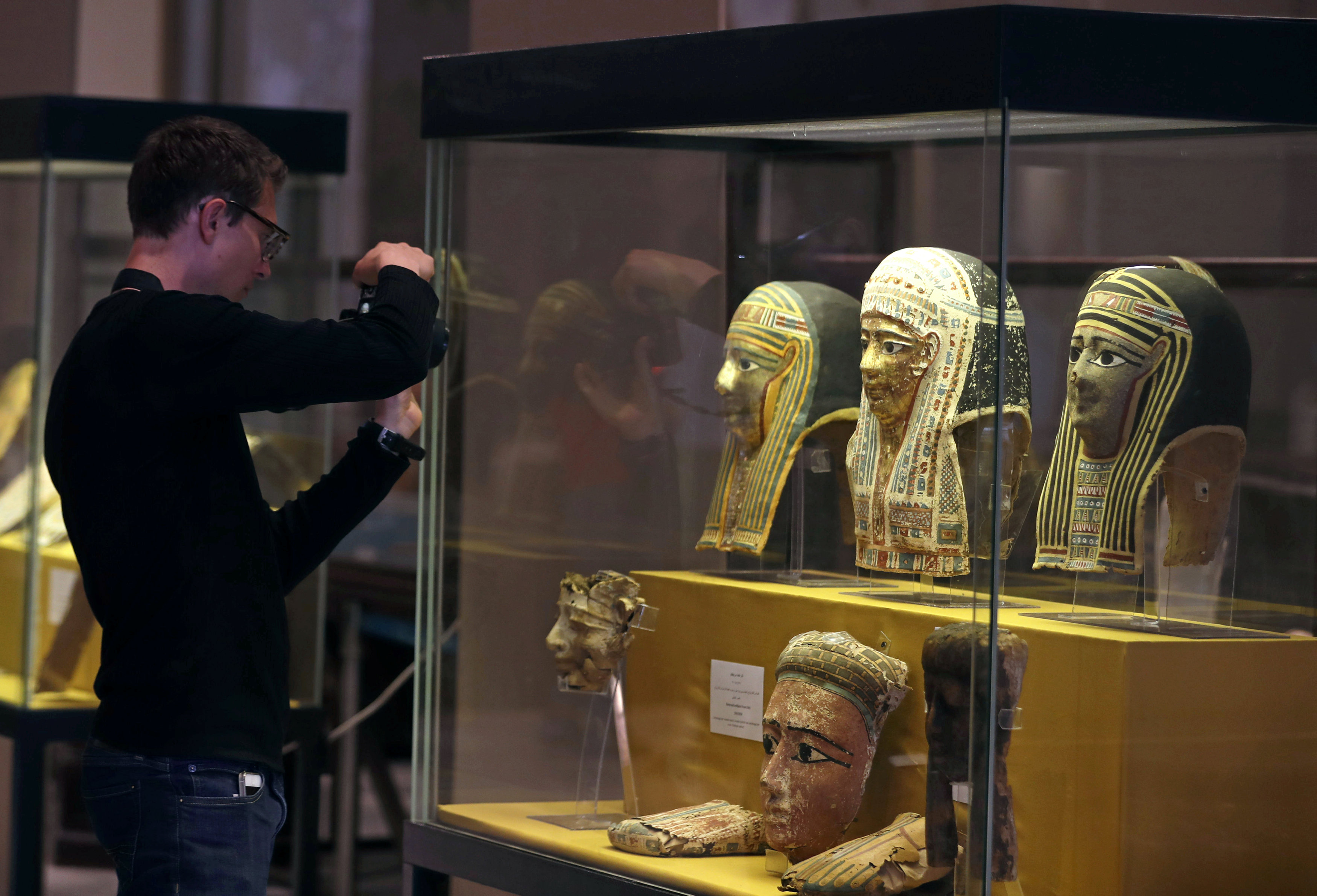 سائح يصور التماثيل فى المتحف المصرى