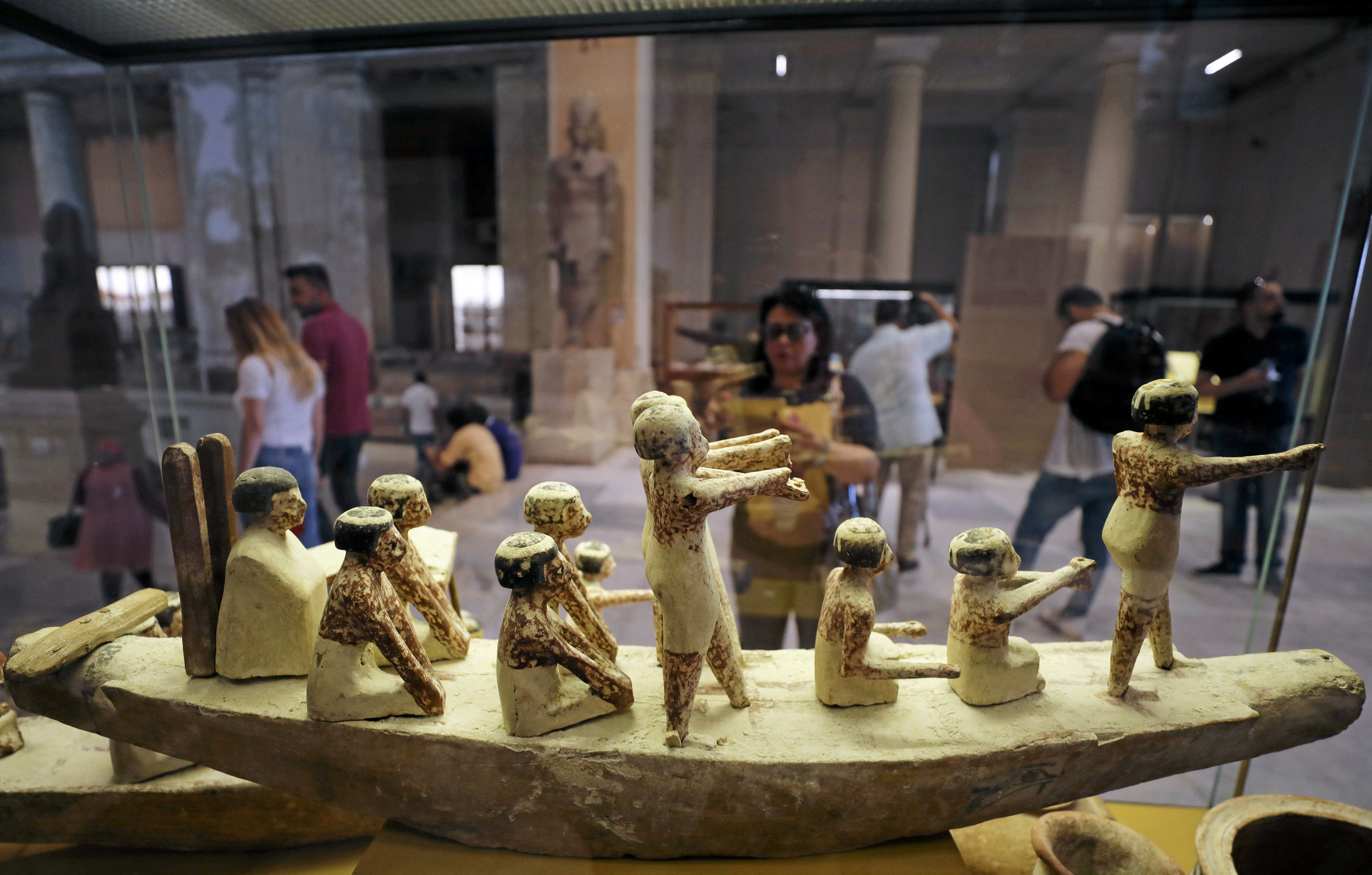 عرض تماثيل فى المتحف المصرى