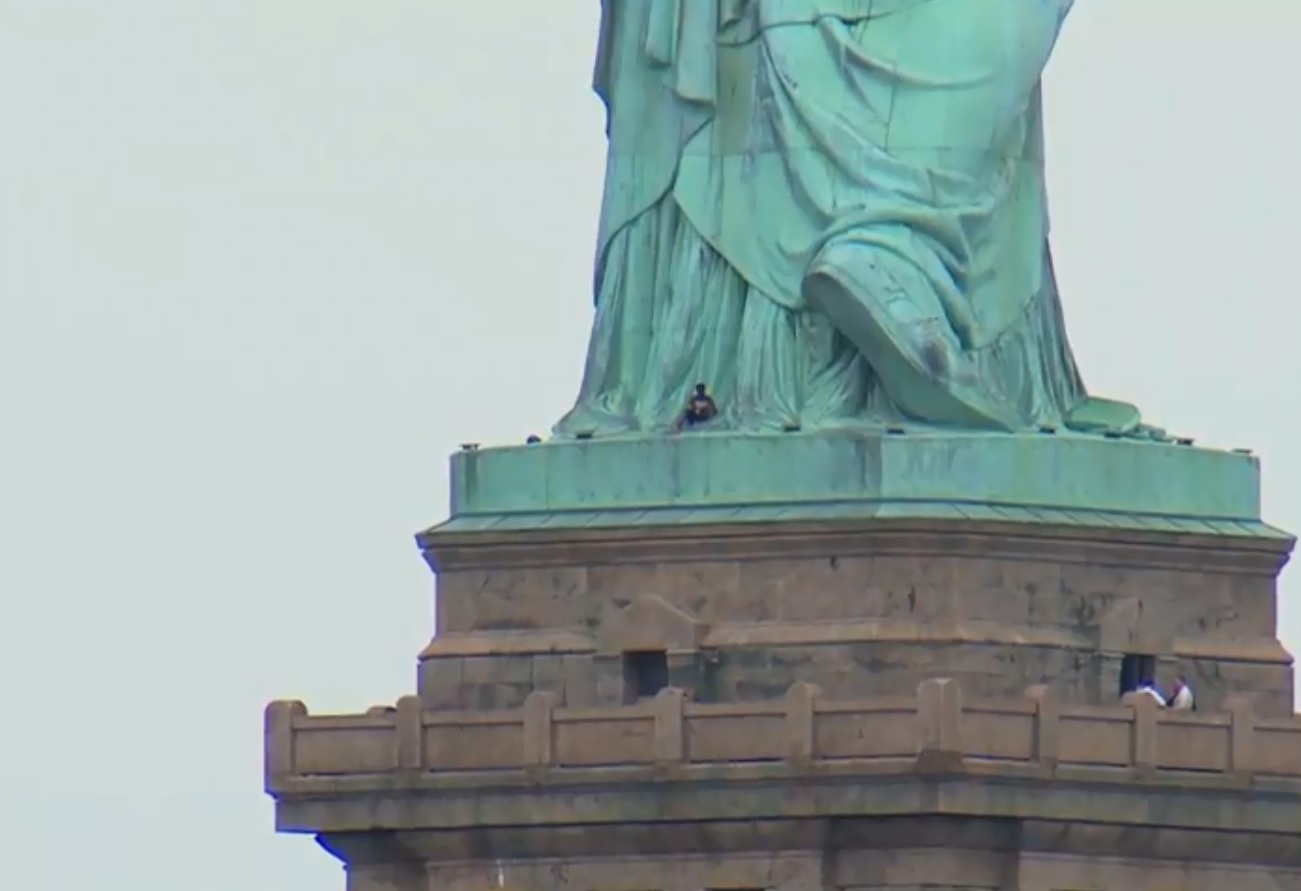 السيدة المتسلقة لتمثال الحرية