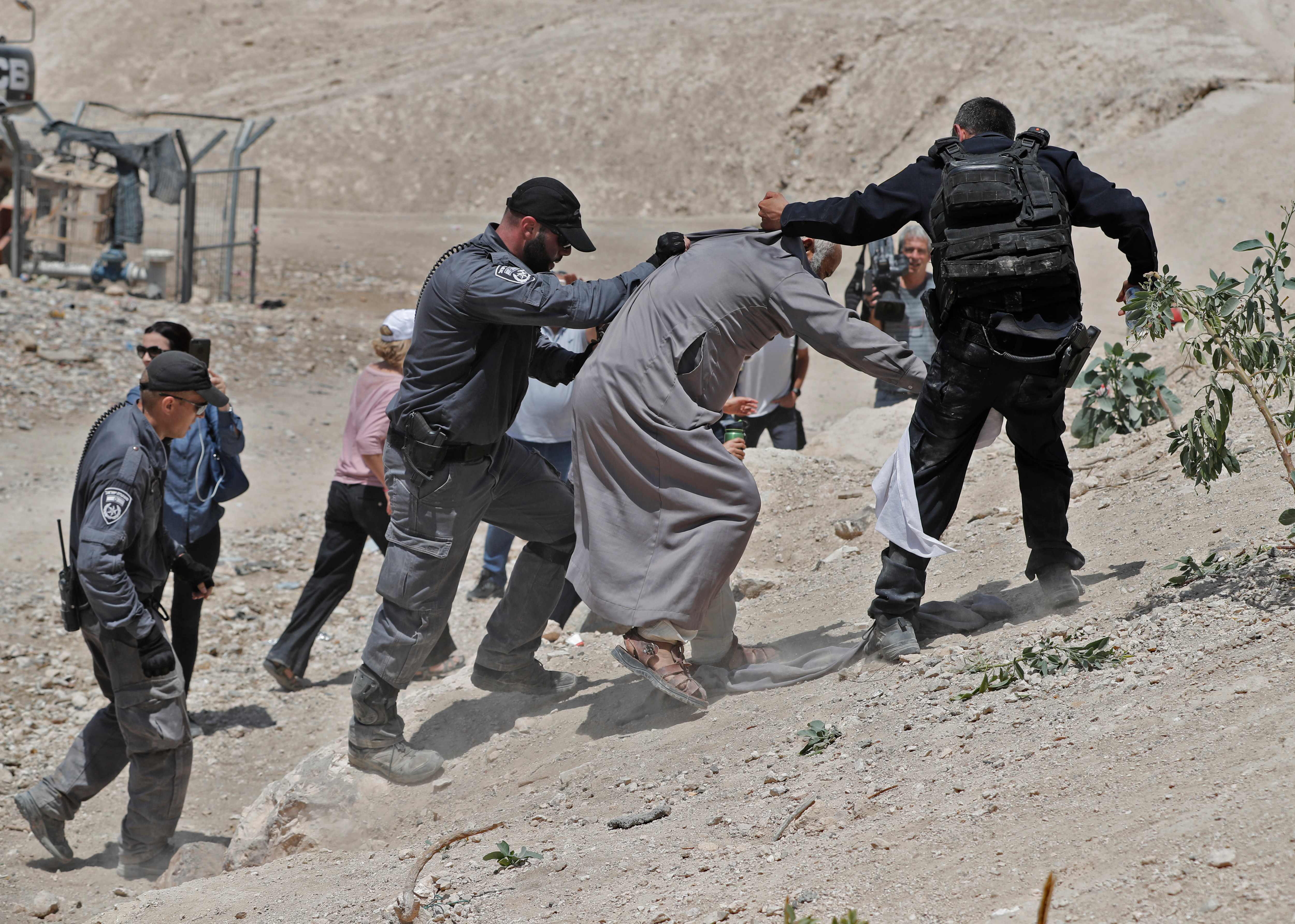 جنود الاحتلال يسلحون فلسطينى مسن