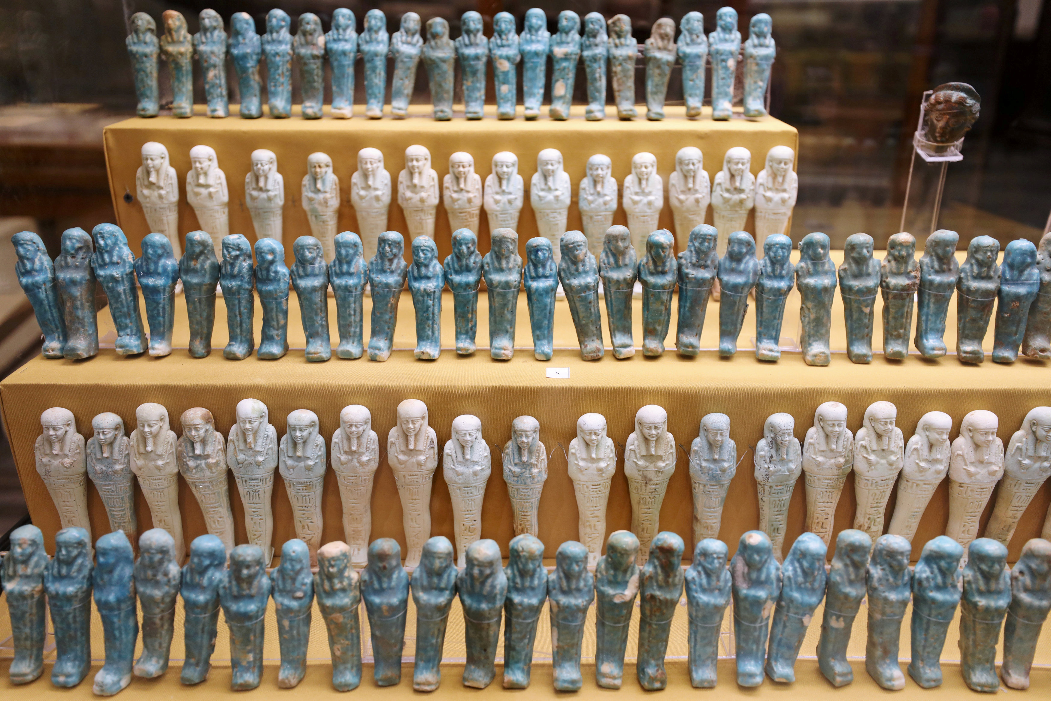 مئات التماثيل فى المتحف المصرى