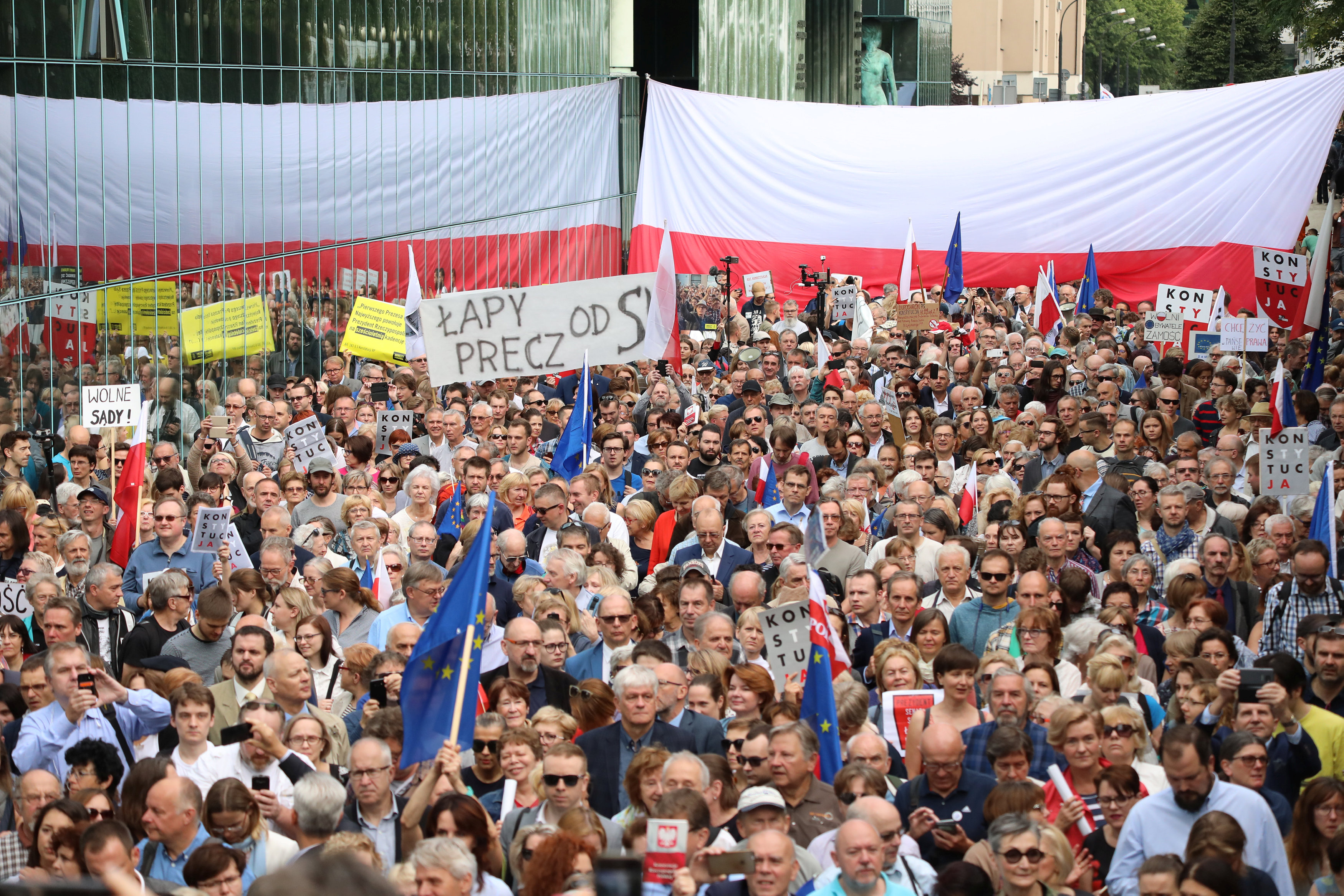 مظاهرات أمام المحكمة العليا فى بولندا