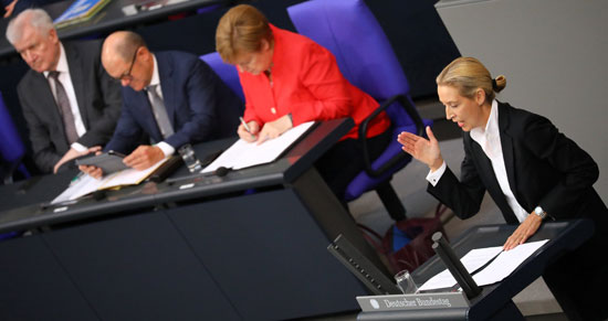 اليس ويديل تتحدث عن حزب "البديل من أجل ألمانيا" أمام البرلمان وميركل تسجل ملاحظاتها