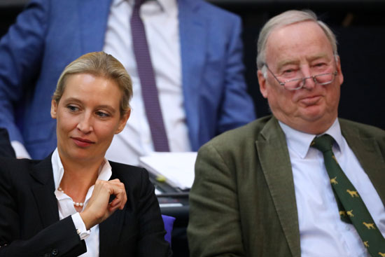زعيم حزب البديل من أجل ألمانيا يجلس بجوار أليس ويديل أحد أبرز عضوات الحزب