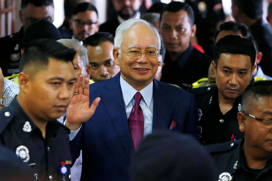 رئيس وزراء ماليزيا السابق أثناء محاكمته