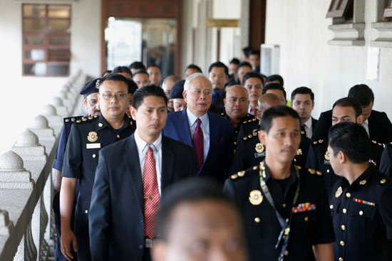 رئيس وزراء ماليزيا فى طريقه للمحكمة