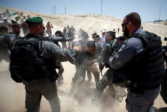 سيدة فلسطينية فى حوار مع ضابط إسرائيلى فوق بلدوذر الهدم