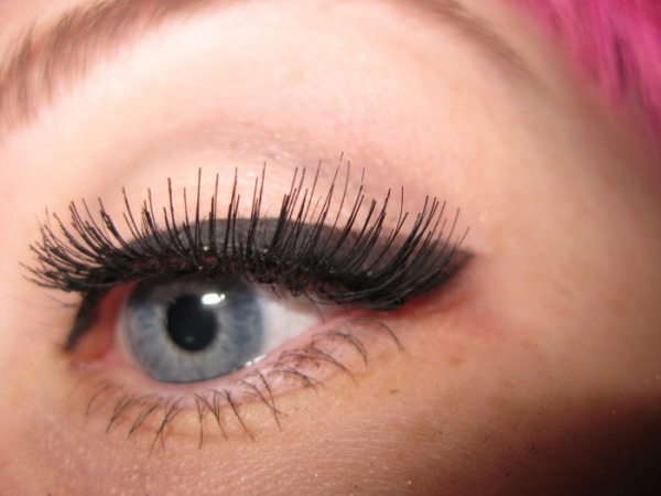 how-to-apply-false-lashes-video2