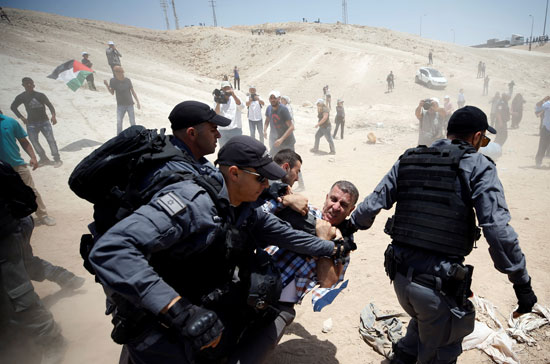 اشتباكات بين قوات الاحتلال والمتظاهرين الفلسطينيين