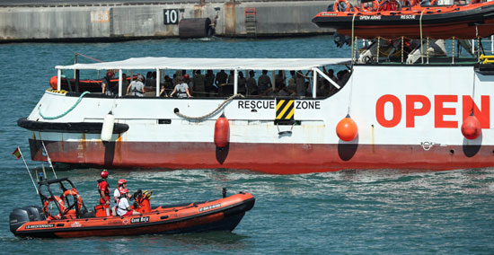 سفينة الانقاذ تعمل تحت إدارة إحدى الجمعيات الخيرية فى إسبانيا