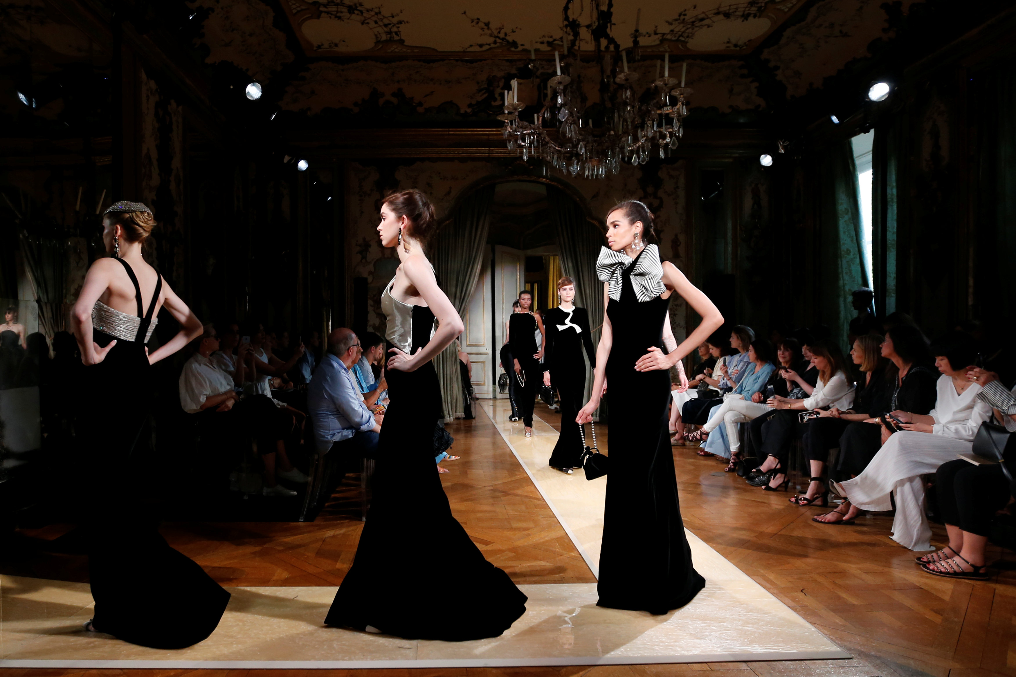 2018-07-03T170815Z_798619204_RC198CC23B10_RTRMADP_3_FASHION-PARIS-HAUTECOUTURE