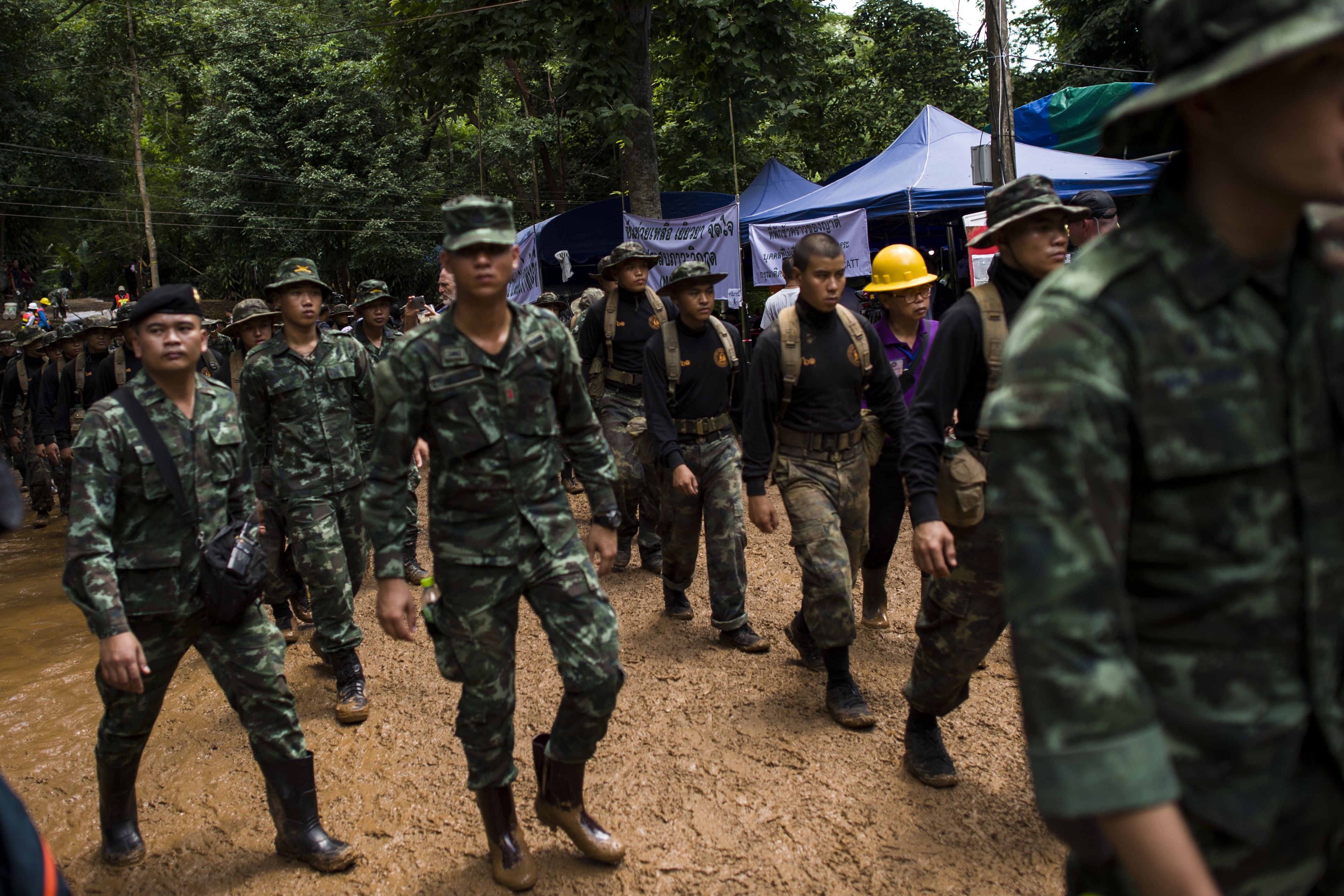 الجيش التايلاندي يقدم المساعدات