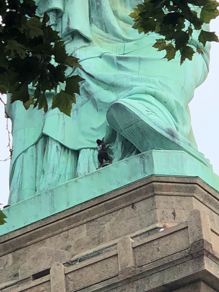 امرأة تتسلق التمثال