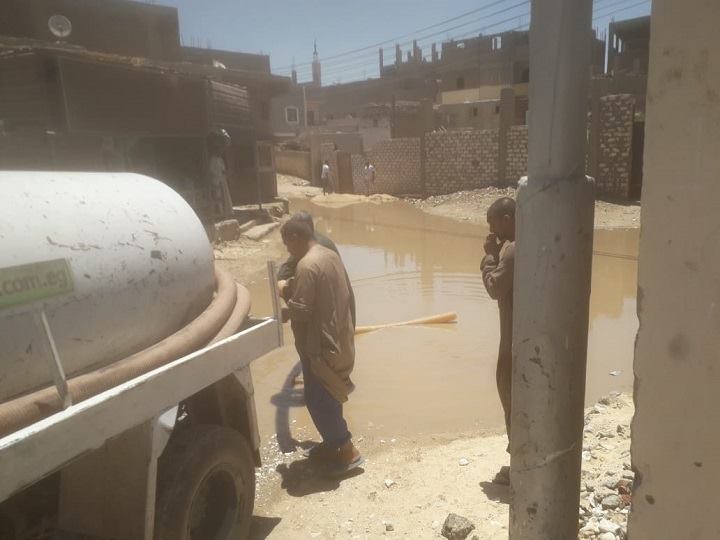 انكسار ماسورة مياه بالقرنة و4 سيارات من المجلس لشفطها من المنطقة
