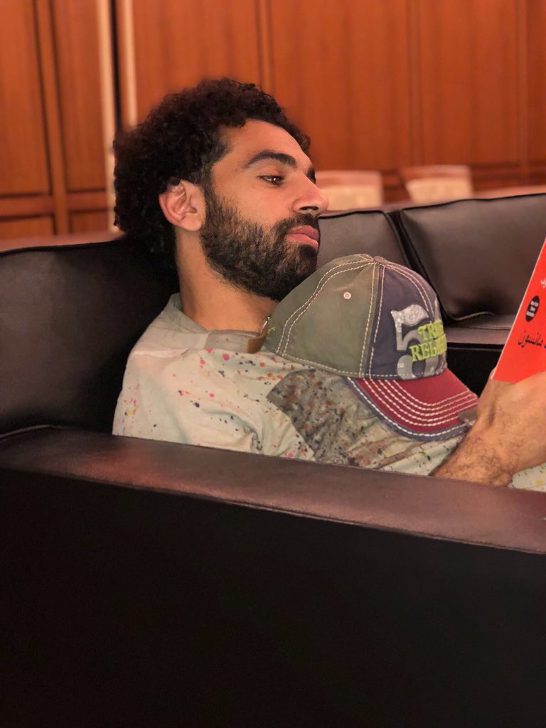 محمد صلاح يقرأ كتاب فن اللامبالاة