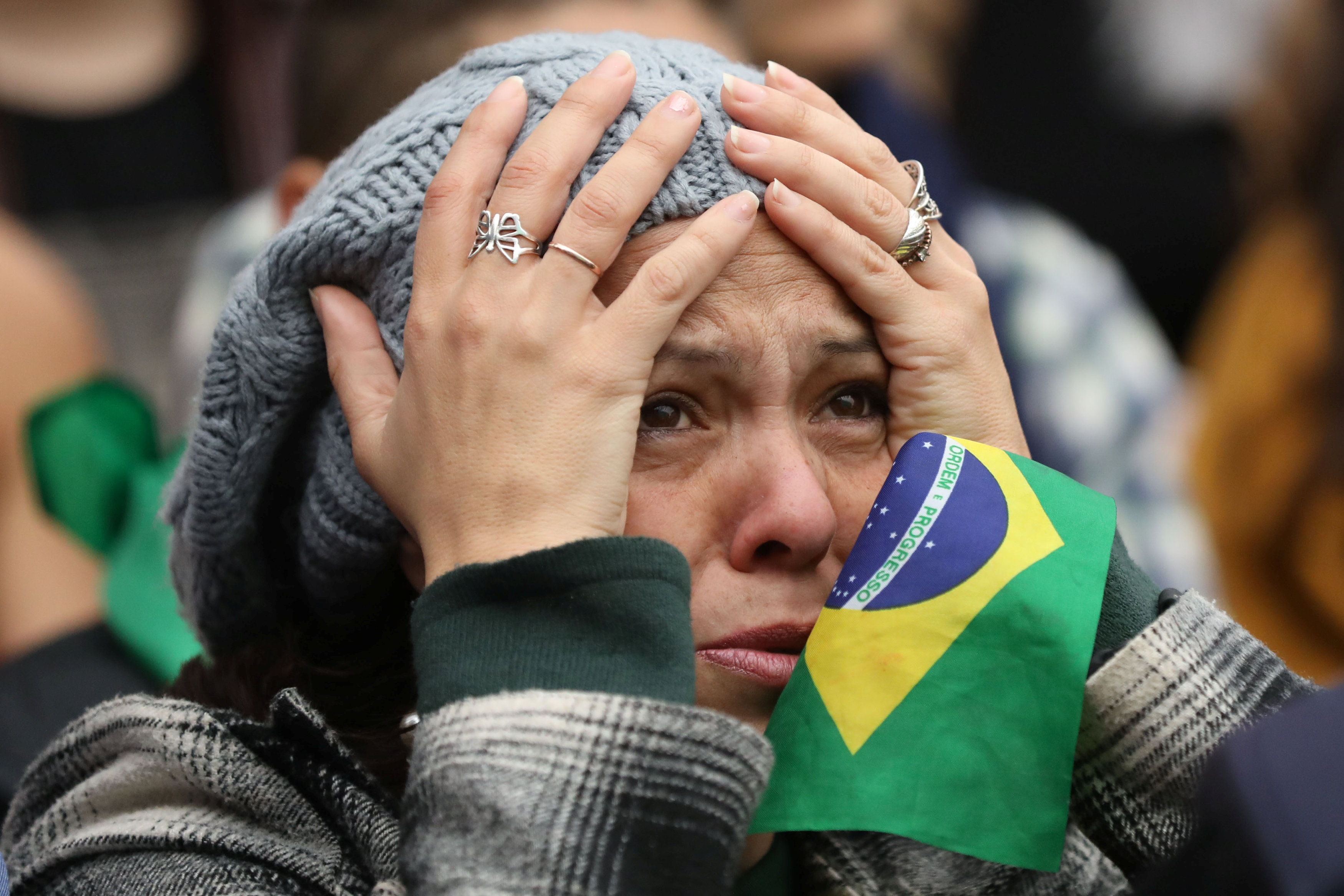 حزن الجماهير البرازيلية بعد وداع كأس العالم (1)