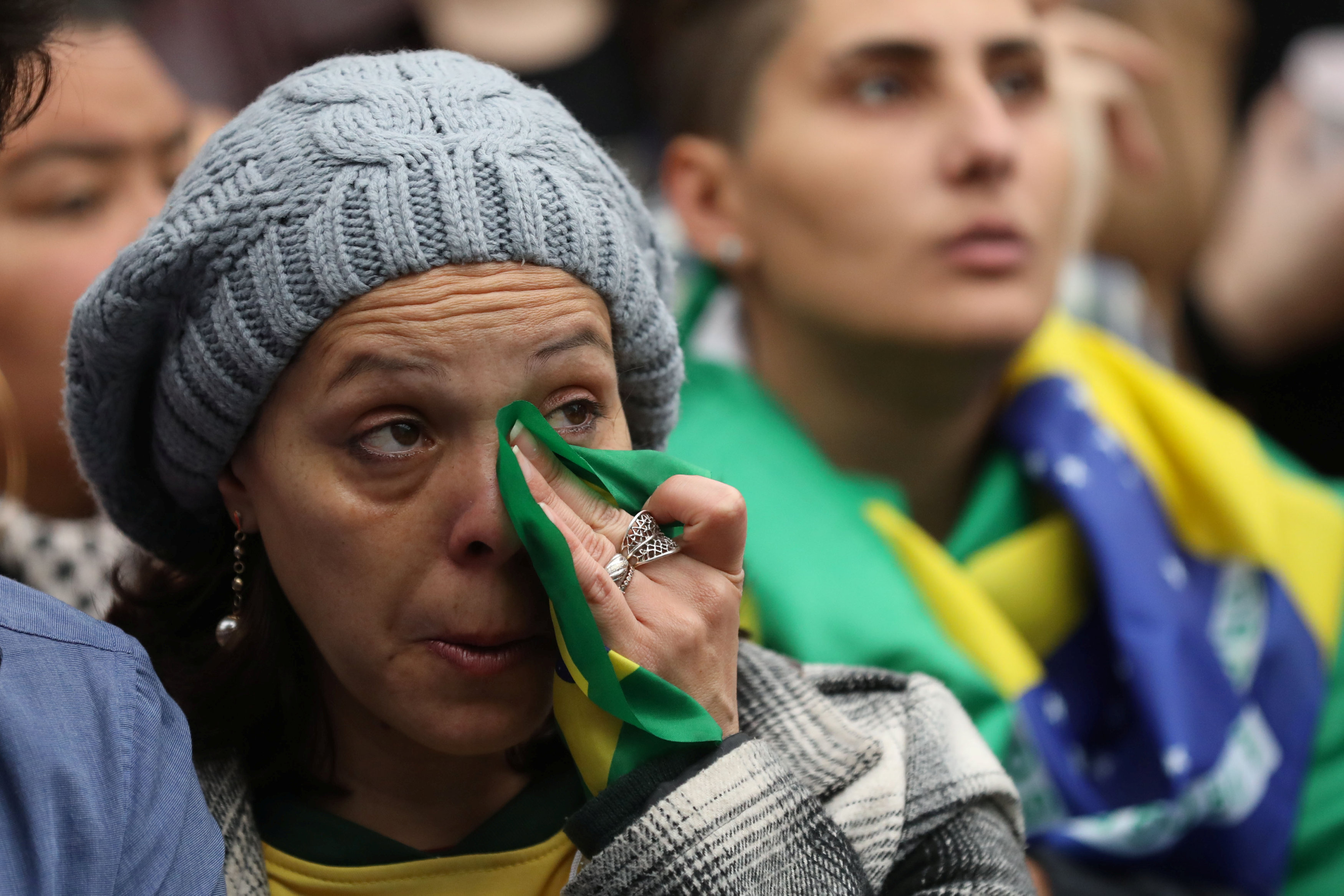 حزن الجماهير البرازيلية بعد وداع كأس العالم (2)
