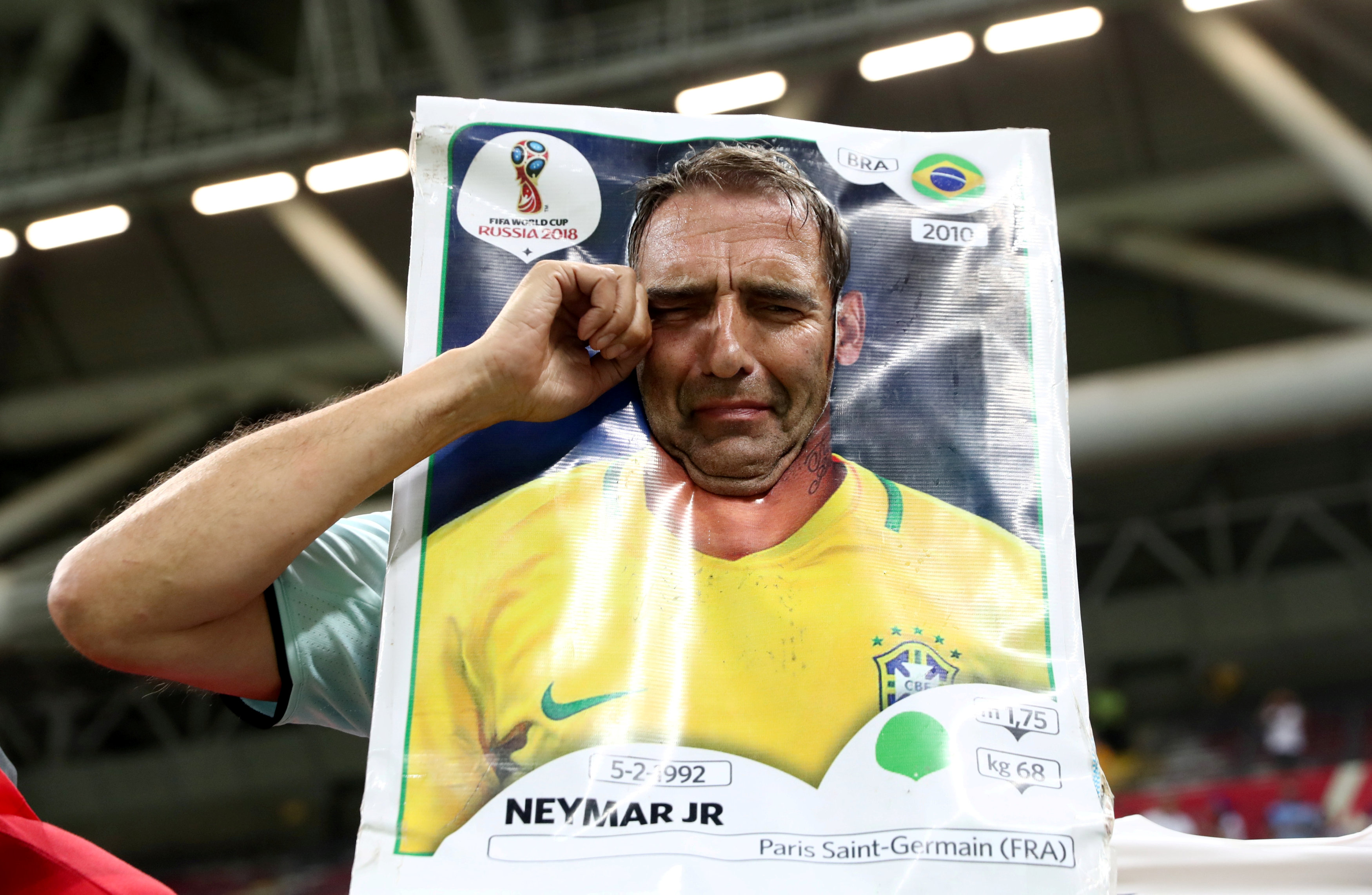 حزن الجماهير البرازيلية بعد وداع كأس العالم (4)