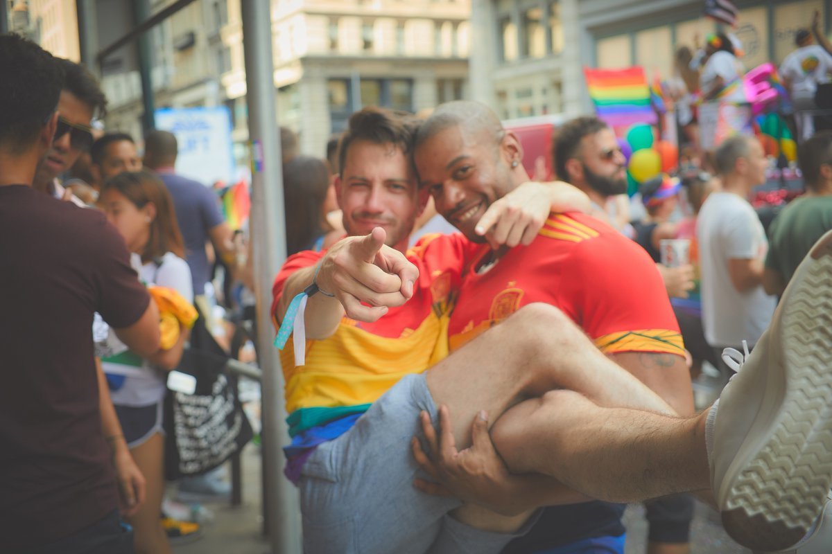 المثليين يستغلون قمصان المنتخبات المشاركة في المونديال  (11)