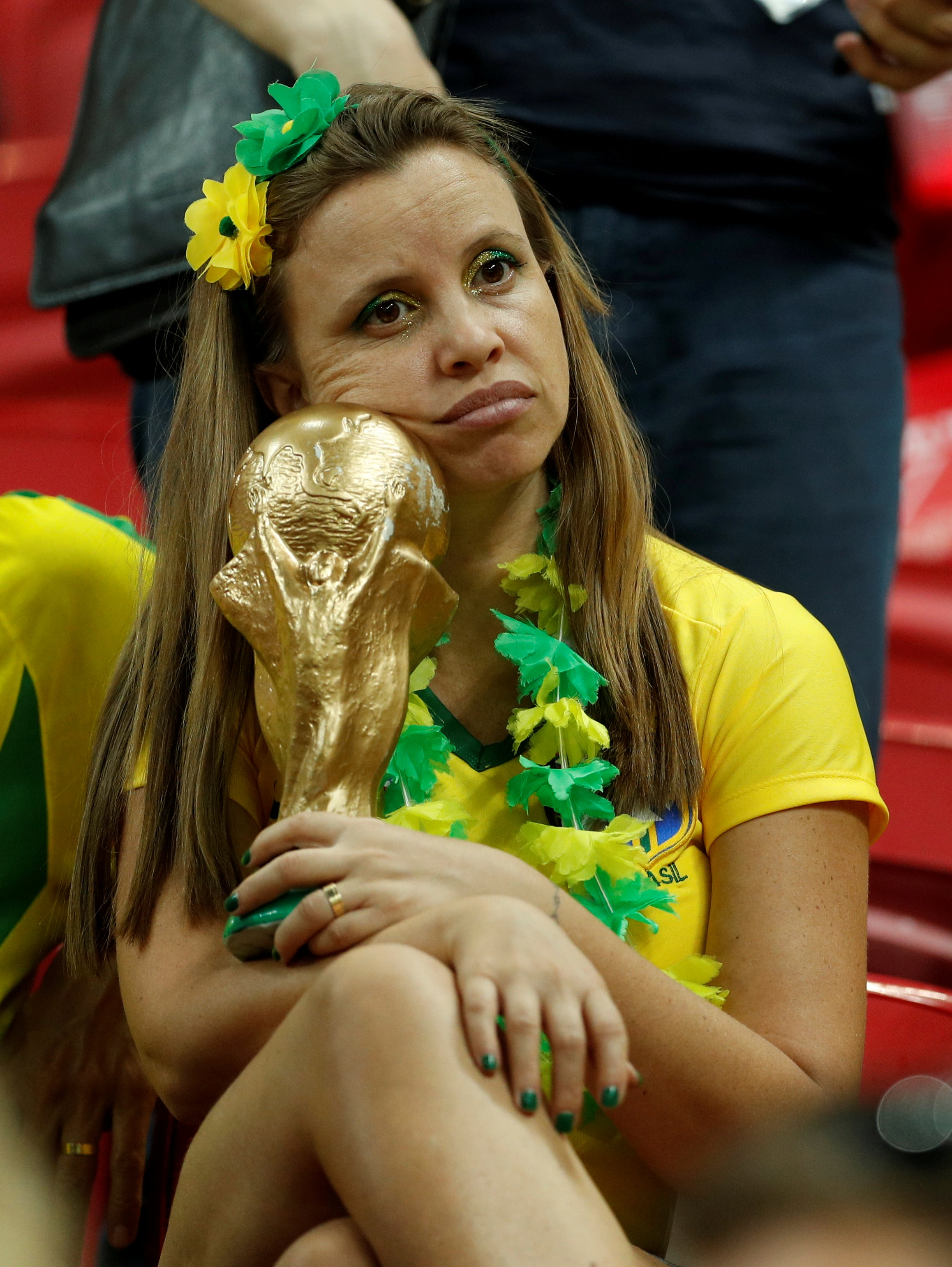 حزن الجماهير البرازيلية بعد وداع كأس العالم (6)
